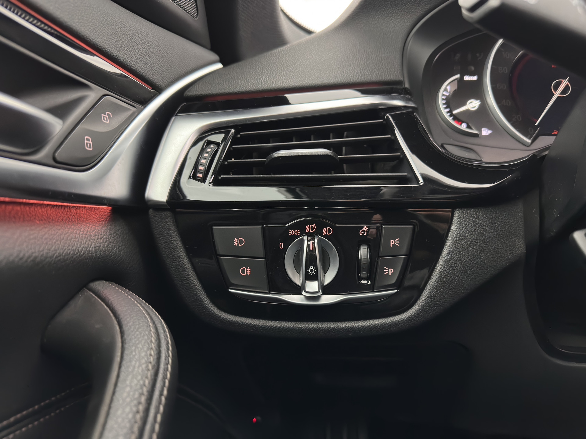 BMW 5-serie Touring 530d Sportline High Executive Aut. *PANO | LEATHER | FULL-LED | MEMORY-PACK | TOP-VIEW | HEATED-COMFORTSEATS | NAVI-FULLMAP | PRIVACY-GLASS | AMBIENT-LIGHT | ECC | CARPLAY | PDC | TOWBAR | SHIFT-PADDLES | 20"ALU*