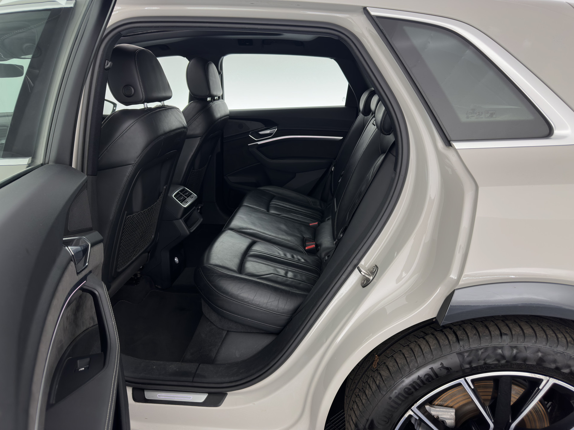 Audi e-tron 55 quattro advanced 95 kWh [ 3-Fase ] (INCL-BTW) *PANO | LUXURY-LEATHER | ADAPTIVE-CRUISE | FULL-LED | DIGI-COCKPIT | KEYLESS | MEMORY-PACK | AIR-SUSPENSION | CAMERA | AMBIENT-LIGHT |  NAVI-FULLMAP | SHIFT-PADDLES | DAB+ | COMFOR