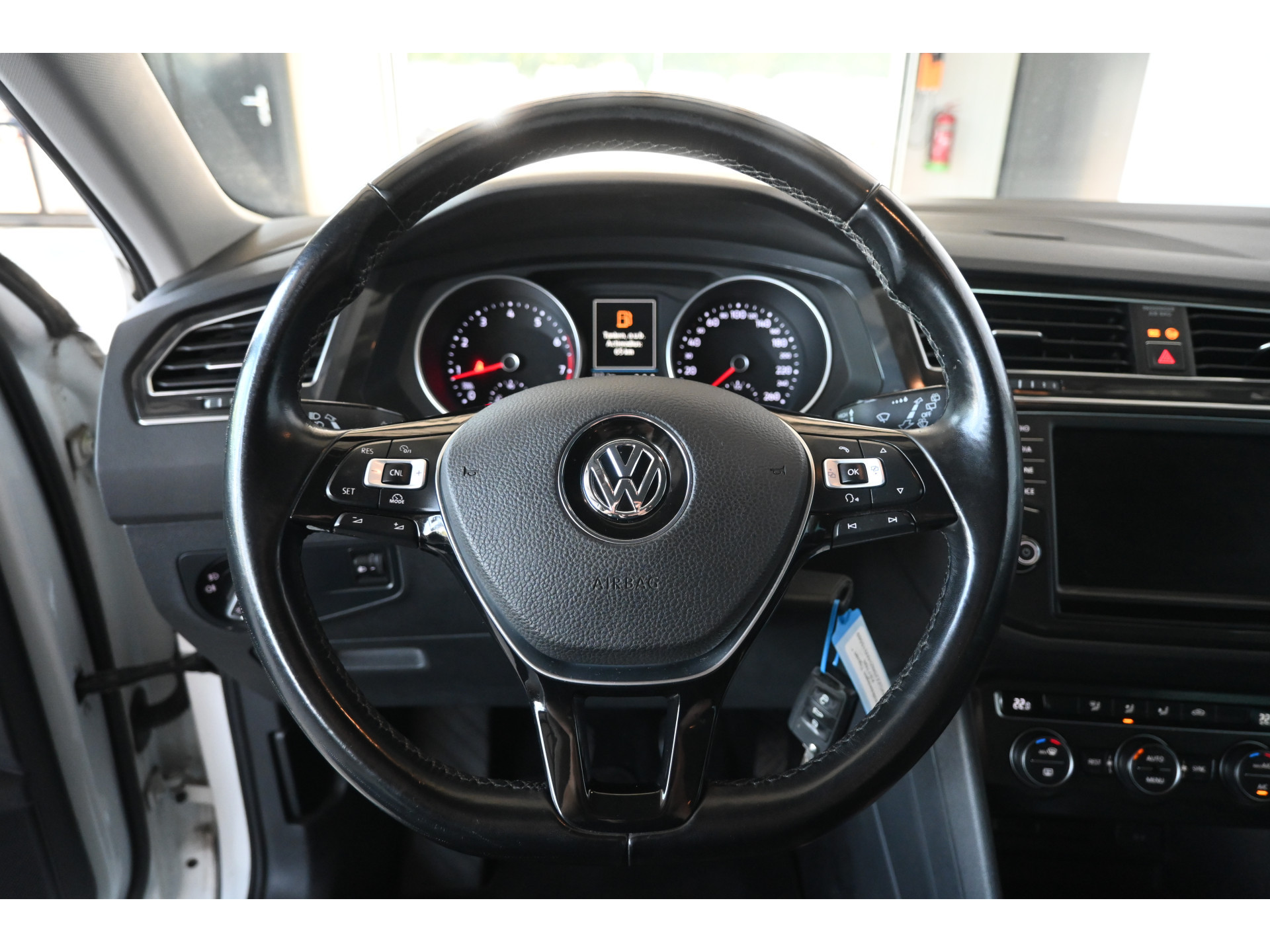 Volkswagen Tiguan 1.4 TSI Highline R-Line Clima Navigatie Carplay 1e Eigenaar Trekhaak Rijklaarprijs! Inruil Mogelijk!