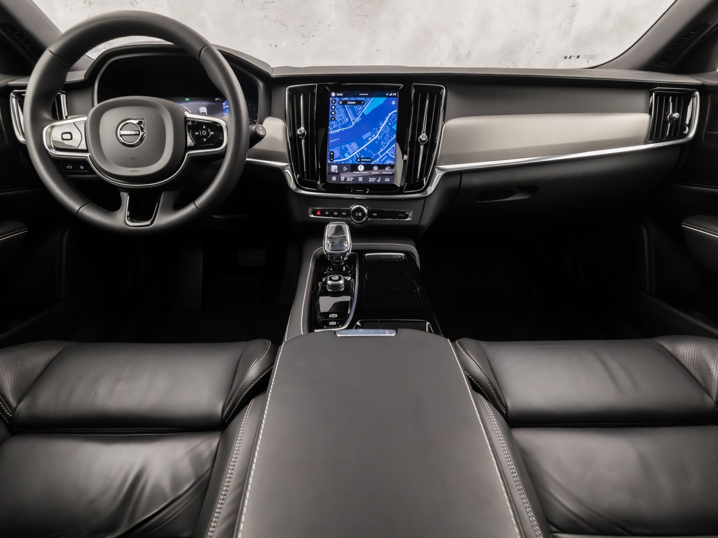 Volvo V90 2.0 T6 Plug-in hybrid AWD Ultimate Dark 350Pk Automaat (PANORAMADAK, HARMAN/KARDON, LUCHTVERING, MEMORY SEATS, 360 CAMERA, HEAD-UP DISPLAY, STUUR/STOELVERWARMING, ZWART HEMEL, NIEUWSTAAT)
