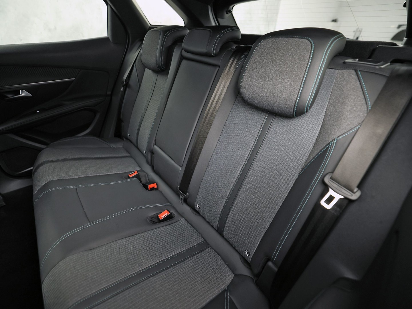 Peugeot 3008 1.6 HYbrid 225 Allure Sport 225Pk Automaat (APPLE CARPLAY, GROOT NAVI, KEYLESS, LEDER, 360 CAMERA, SPORTSTOELEN, ZWART HEMEL, GETINT GLAS, NIEUWSTAAT)