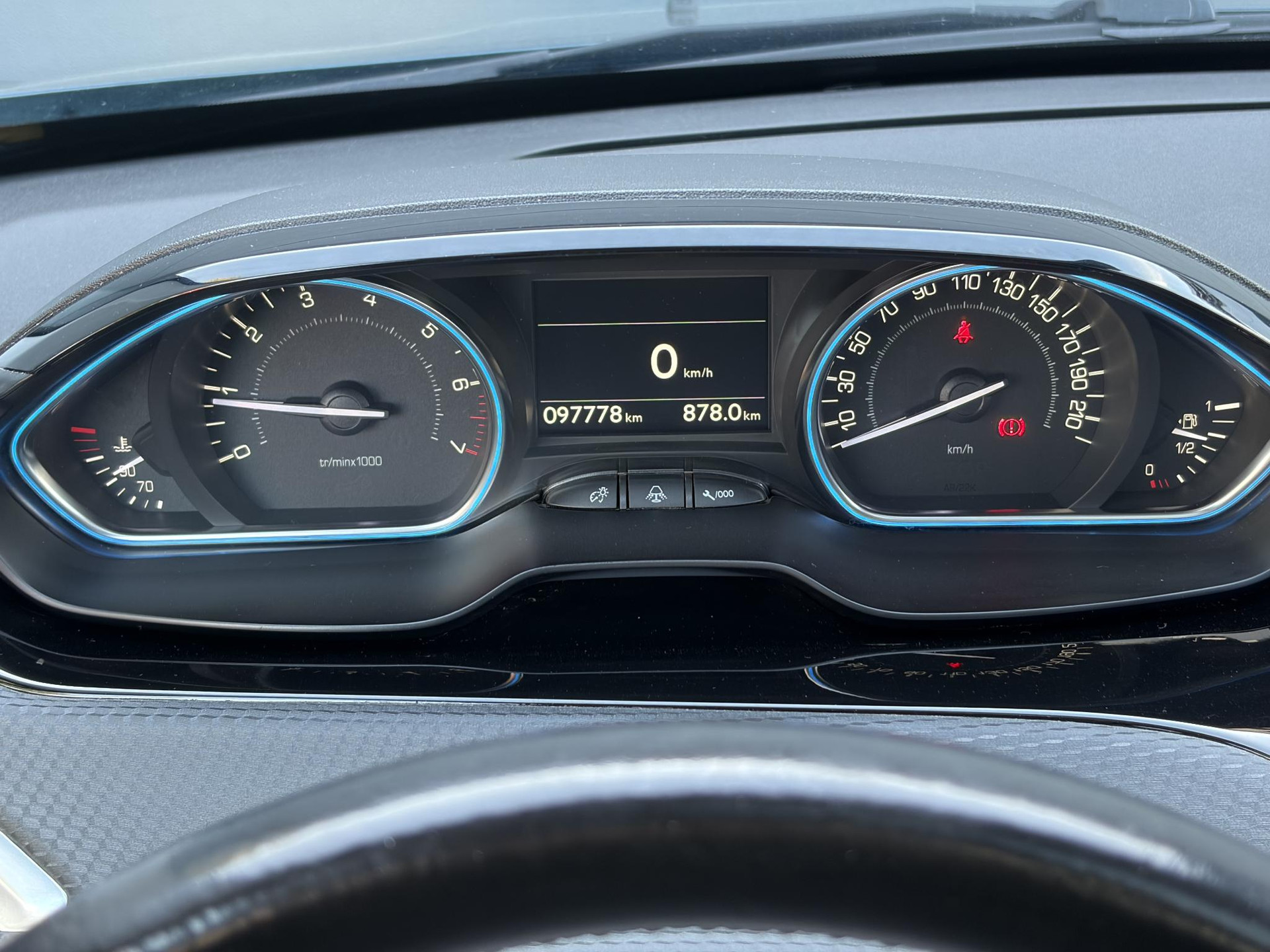 Peugeot 2008 1.2 PureTech Allure ✓1e Eigenaar✓D-riem vv in 2025✓110pk✓Navi✓Pano✓Carplay✓Pdc V+A✓Lm velgen✓N.A.P✓Halfleder✓Clima✓Apk tot 10-2027