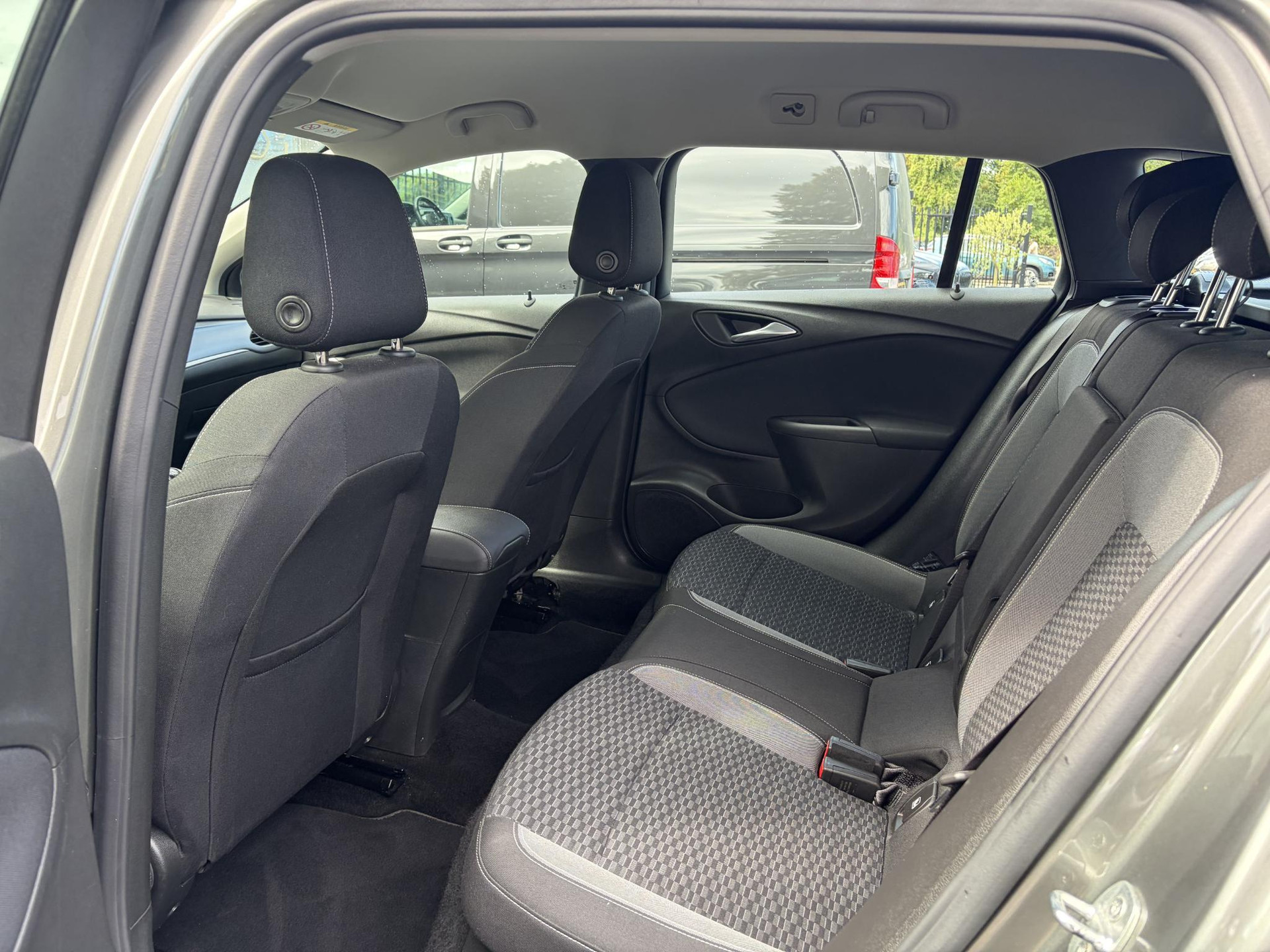 Opel Astra 1.2 Business Edition 147pk l 2e Eigenaar l Trekhaak l Navi l Carplay l 6 Bak l Clima l Cruise l Pdc V+A l Recent beurt gehad l Lm velgen l N.A.P l Apk tot 07-2028