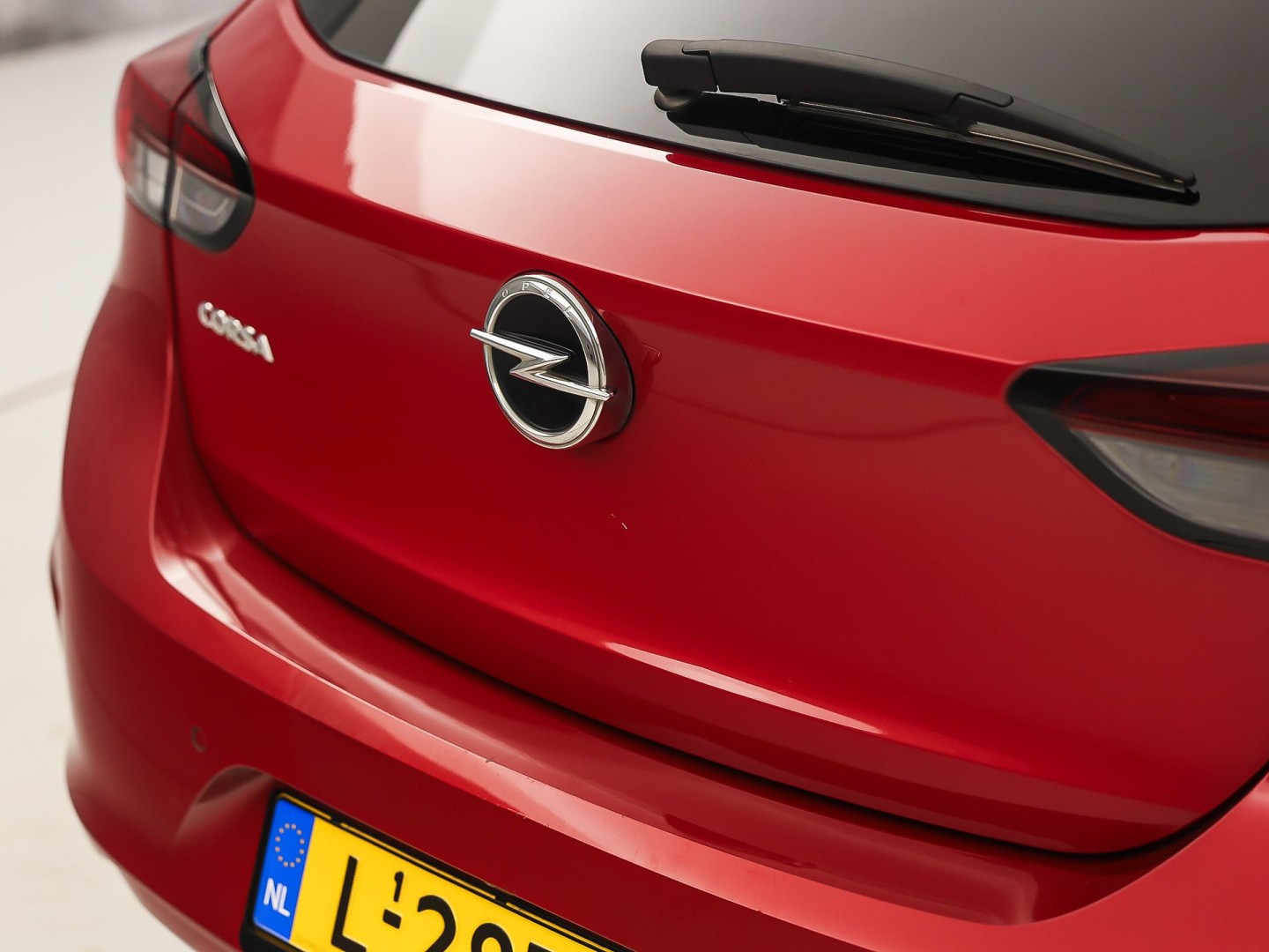 Opel Corsa 1.2 Elegance Sport Automaat (VIRTUAL COCKPIT, APPLE CARPLAY, GROOT NAVI, 360 CAMERA, SPORTSTOELEN, GETINT GLAS, LM VELGEN, LEDER STUURWIEL, NIEUWSTAAT)