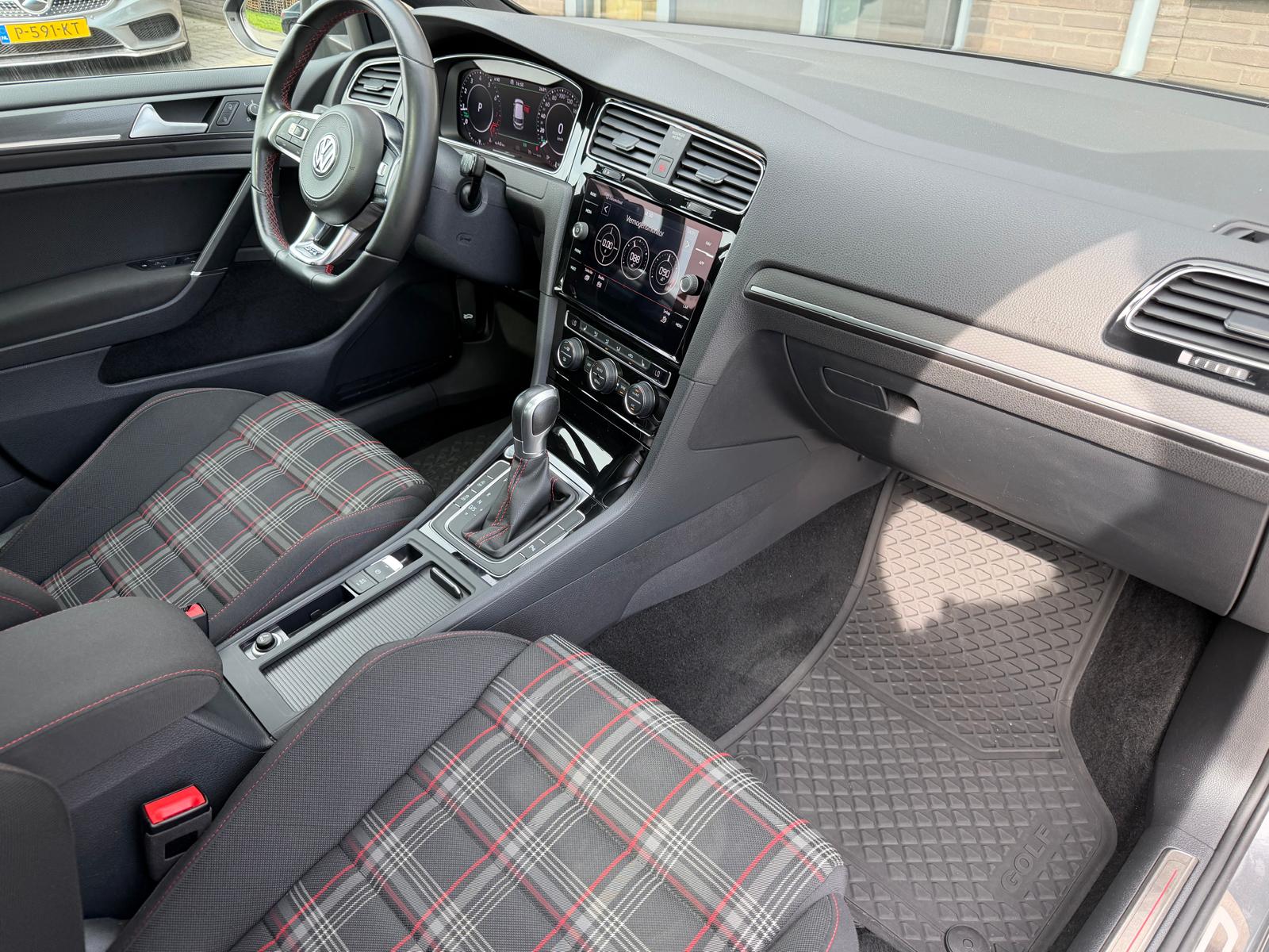 Volkswagen Golf 2.0 TSI GTI Performance | 3/6/12MND GARANTIE | PANO | LED | ACC | TREKHAAK | NAVI | STOELVERW. |