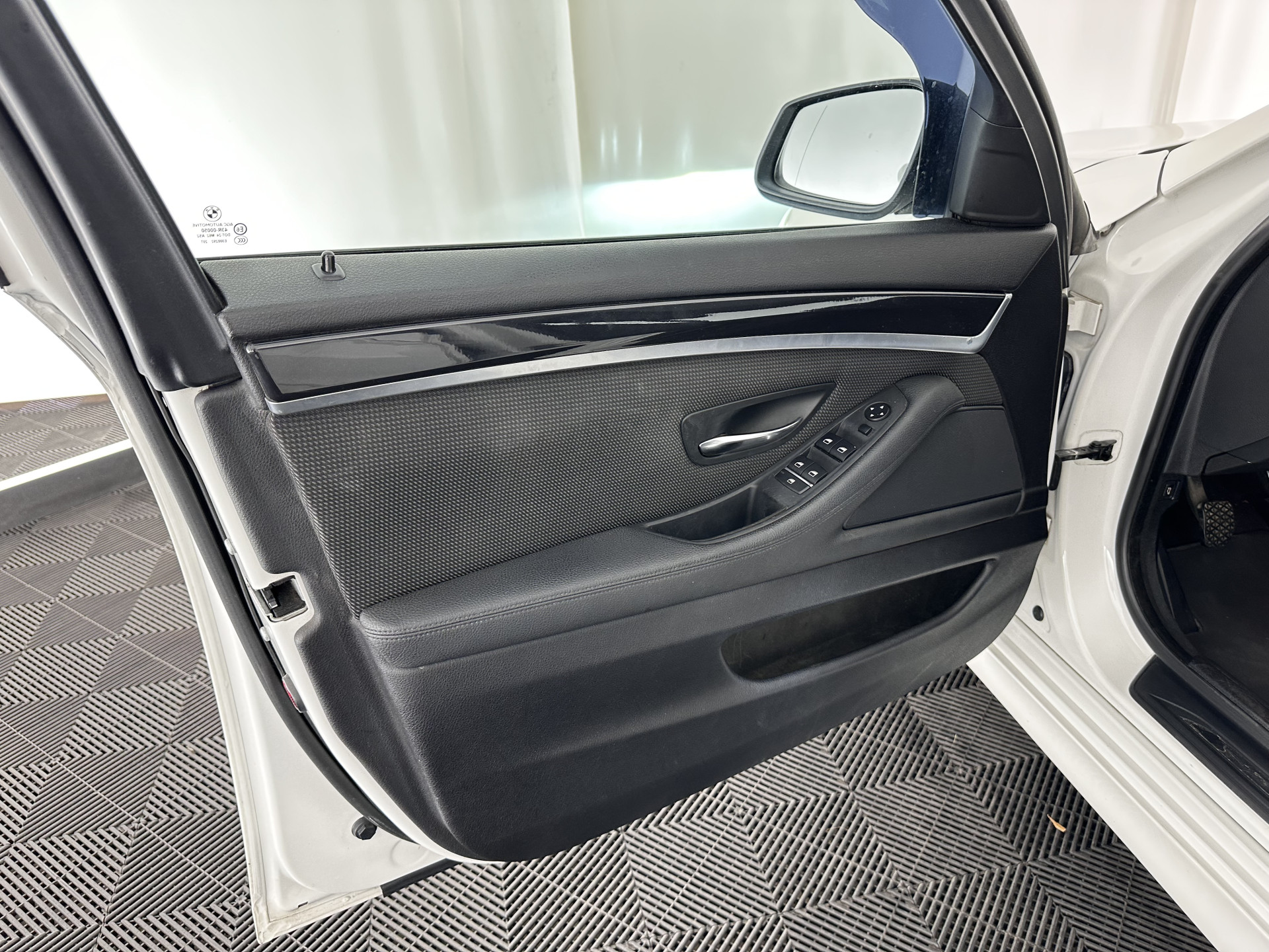 BMW 5-serie Touring 520d Shadow-line *BI-XENON | NAVI-FULLMAP | HEATED-COMFORTSEATS | ECC | KEYLESS | PDC | CRUISE | 18''ALU*