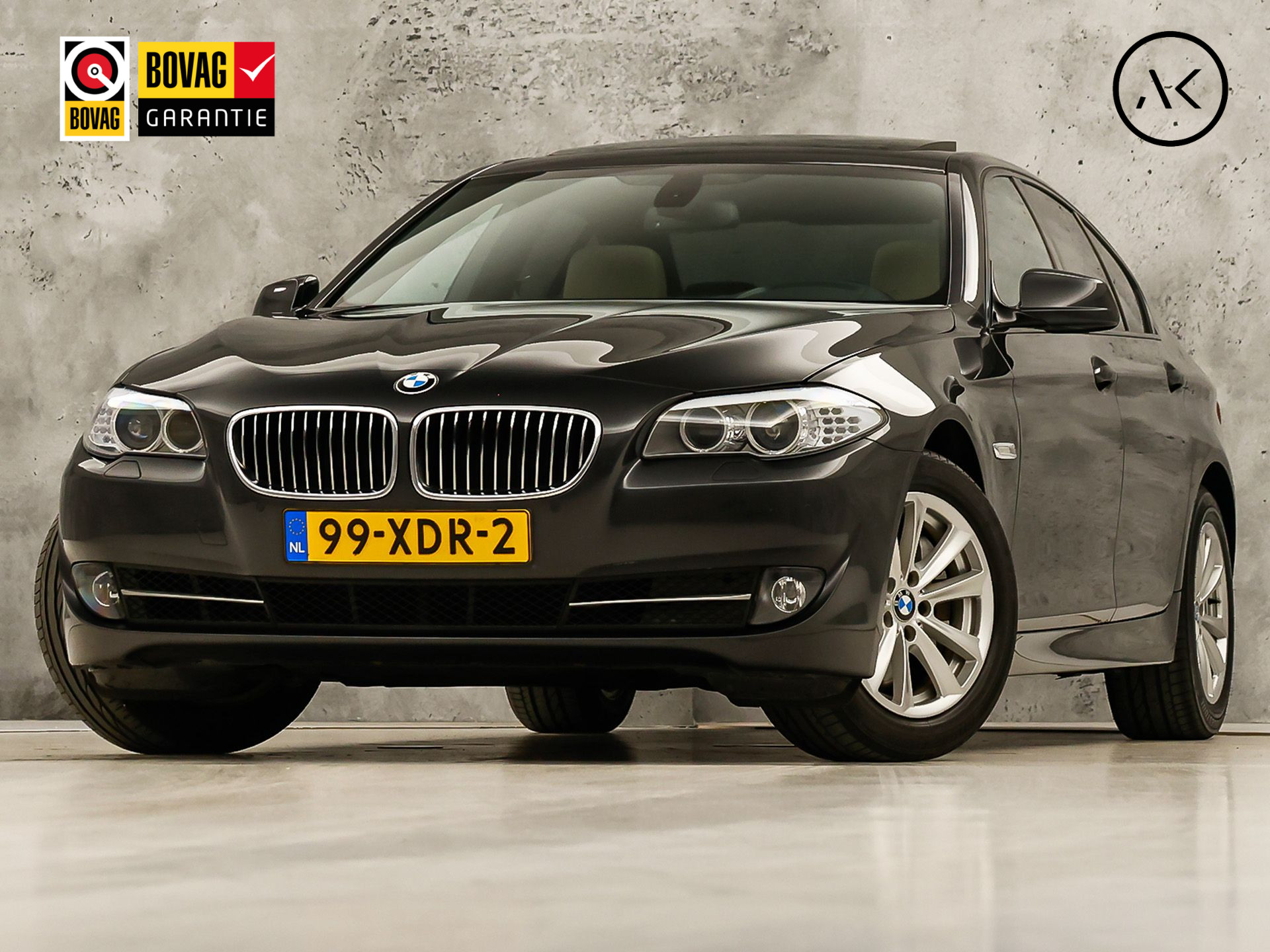 BMW 5 Serie 528i High Executive 245Pk Automaat (SCHUIFDAK, GROOT NAVI, LEDER, GETINT GLAS, ELEK SPORTSTOELEN, ZWART HEMEL, STOELVERWARMING, PARKEERSENSOREN, XENON, NIEUWSTAAT)
