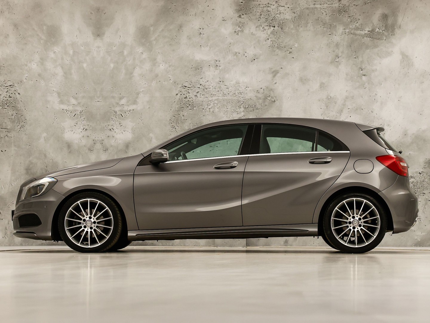 Mercedes-Benz A-Klasse 180 AMG Sport (NAVIGATIE, LEDER/ALCANTARA, DIAMOND GRILL, SPORTSTOELEN, XENON, CRUISE, NIEUWE APK, NIEUWSSTAAT)
