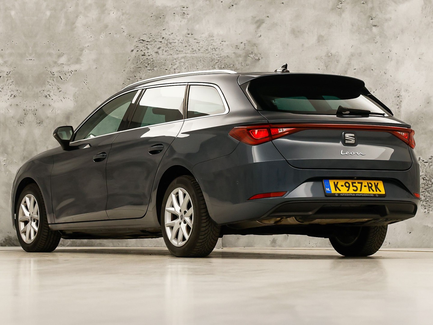 SEAT Leon 1.5 TSI Sport (4 CILINDER, VIRTUAL COCKPIT, APPLE CARPLAY, GROOT NAVI, CAMERA, SPORTSTOELEN, GETINT GLAS, ADAPTIVE CRUISE, NIEUWSTAAT)