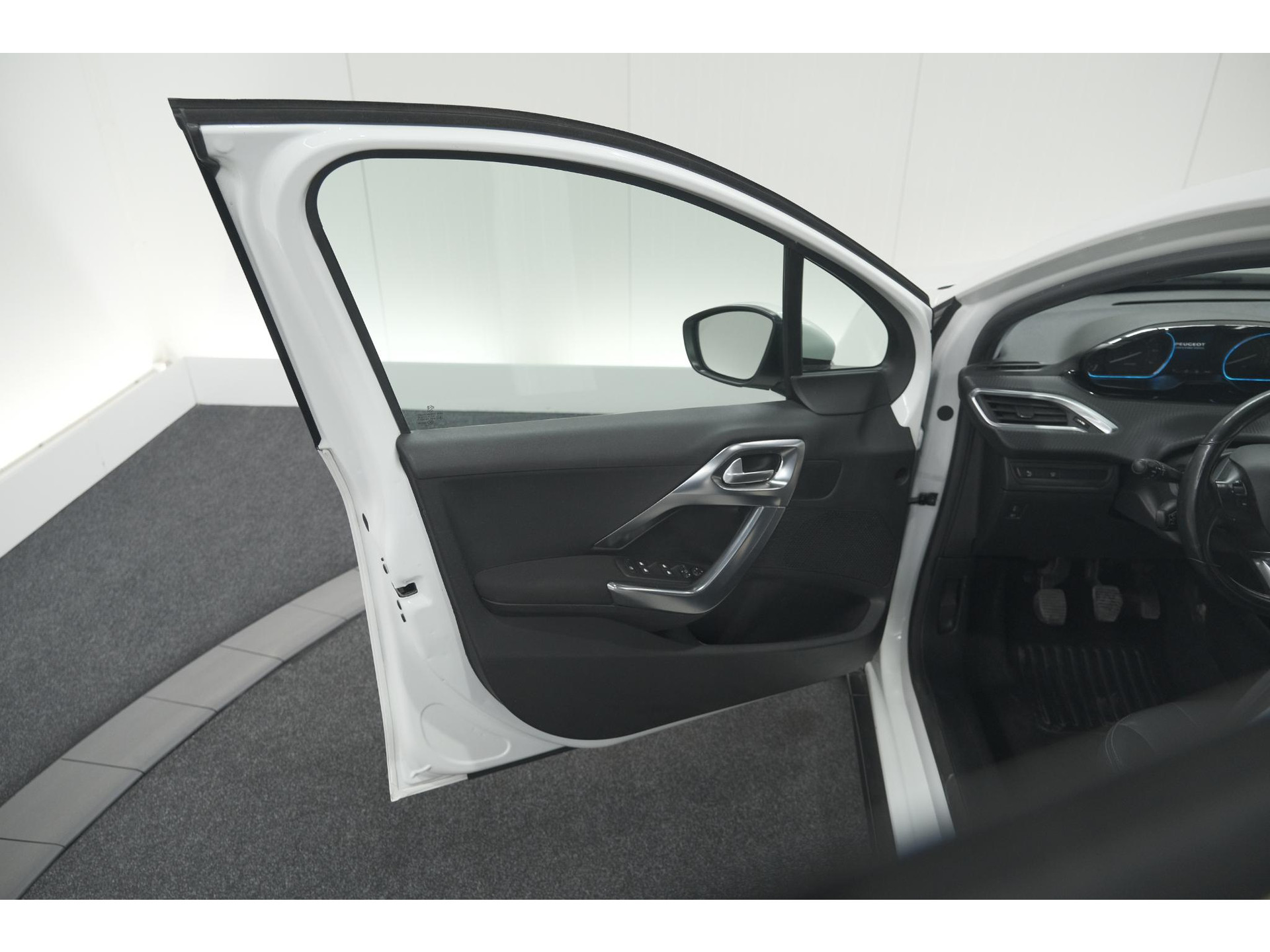 Peugeot 2008 PureTech 130 Allure | Camera | Apple Carplay | Parkeersensoren | Navigatie