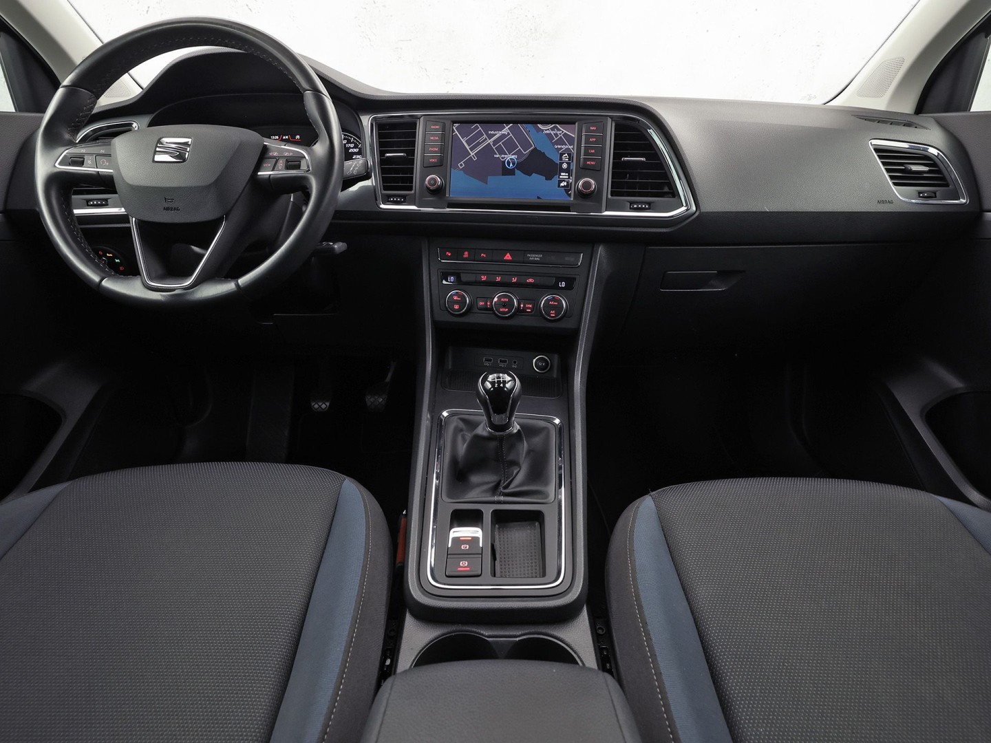 SEAT Ateca 1.0 TSI Sport (GROOT NAVI, APPLE CARPLAY, CAMERA, GETINT GLAS, LM VELGEN, CLIMATE, AUTOMATISCH INPARKEREN, NIEUWE APK)