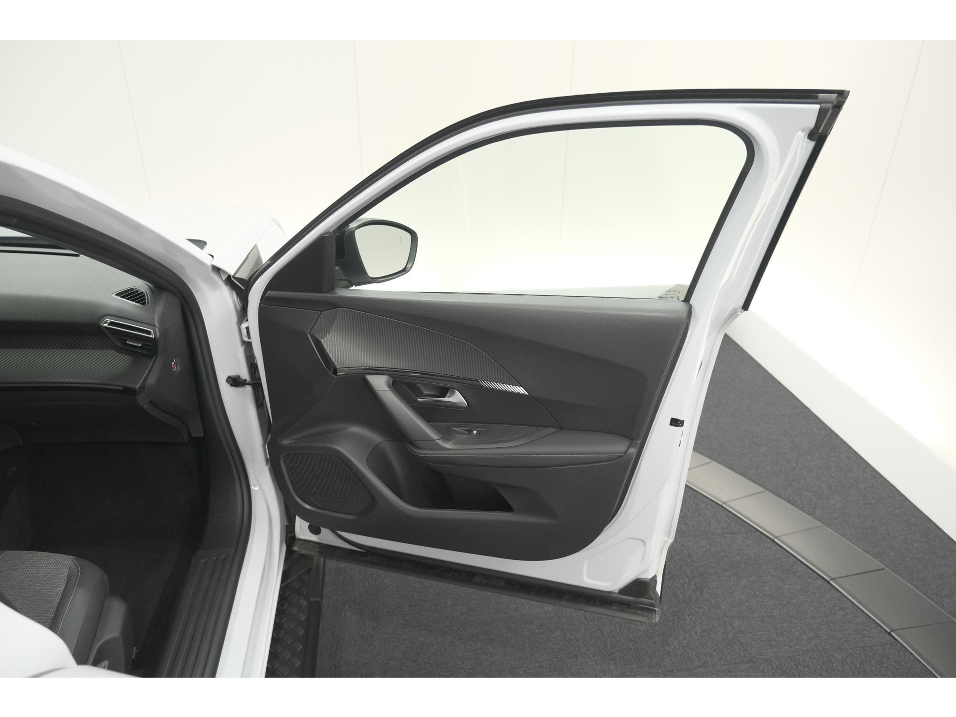 Peugeot 2008 PureTech 130 EAT8 Allure | Allseason banden | 360 Camera | Dodehoekdetectie | Apple Carplay | Stoelverwarming