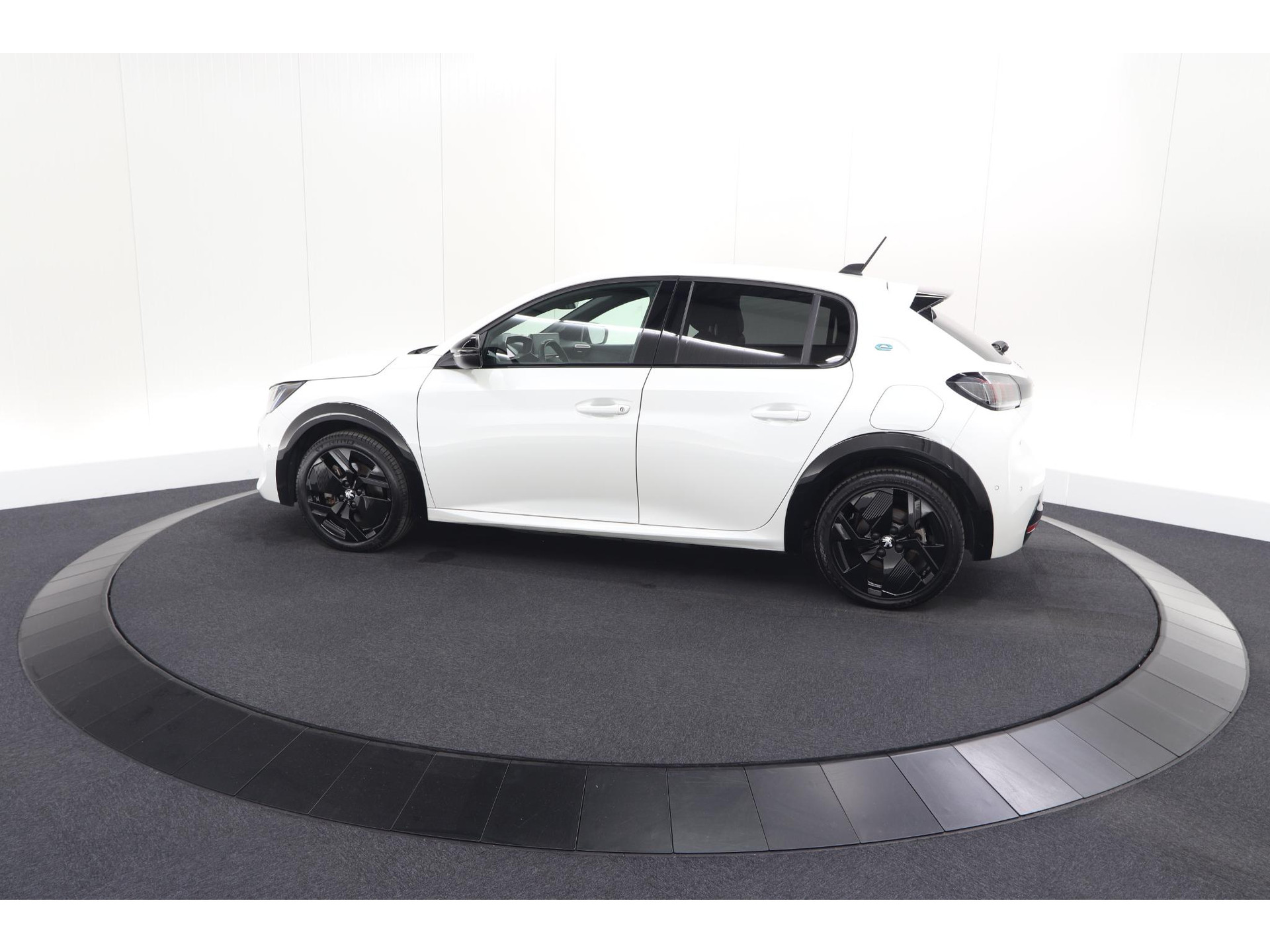 Peugeot e-208 EV GT 50 kWh | 93,7% SOH | Black Pack | Dodehoekdetectie | Camera | Apple Carplay