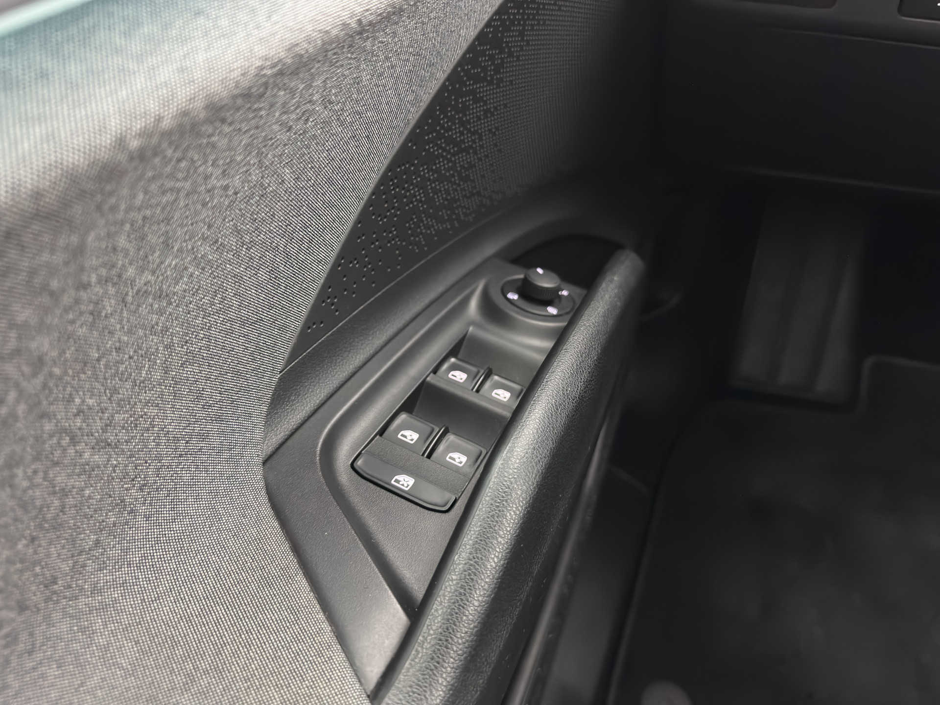 ŠKODA Enyaq iV 80 {SOH-90%} [ 3-Fase ] (INCL-BTW) *LEATHER-FABRIC | FULL-LED | DIGI-COCKPIT | CAMERA | KEYLESS | NAVI-FULLMAP | AMBIENT-LIGHT | ECC | HEATED-COMFORTSEATS | DAB+ | PDC | CRUISE | CARPLAY | TOWBAR | 19"ALU*