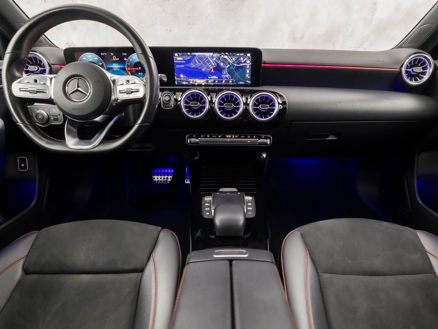 Mercedes-Benz A-Klasse 250 e AMG Sport 218Pk Automaat (PANORAMADAK, GROOT NAVI, SFEERVERLICHTING, CAMERA, GETINT GLAS, SPORTSTOELEN, LEDER/ALCANTARA, STOELVERWARMING, NIEUWSTAAT)