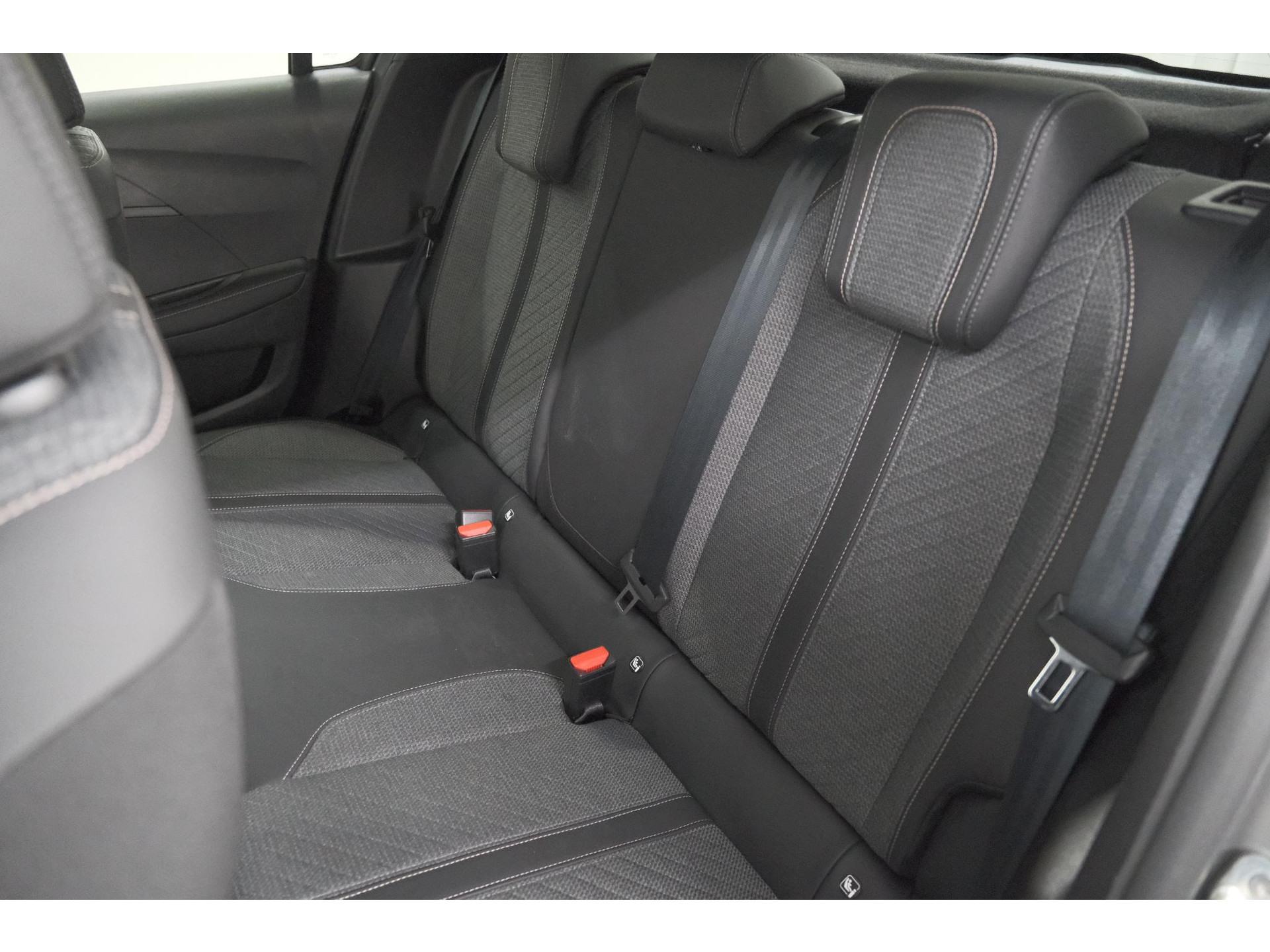 Peugeot 208 1.2 Hybrid 110 e-DCS6 Allure | Apple Carplay | Parkeersensoren Voor + Achter | Climate Control