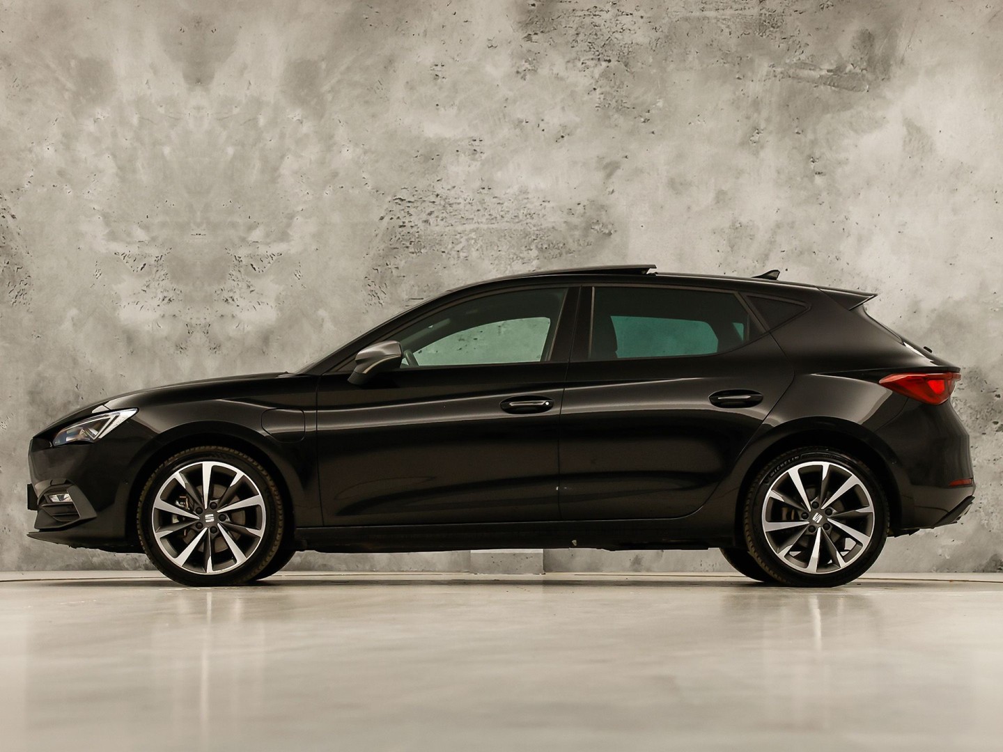 SEAT Leon 1.4 TSI eHybrid PHEV FR 204Pk Automaat (PANORAMADAK, SOH 97,5%, APPLE CARPLAY, MEMORY SEAT, LEDER/ALCANTARA, CAMERA, GETINT GLAS, KEYLESS, ADAPTIVE CRUISE, ZWART HEMEL, NIEUWSTAAT)