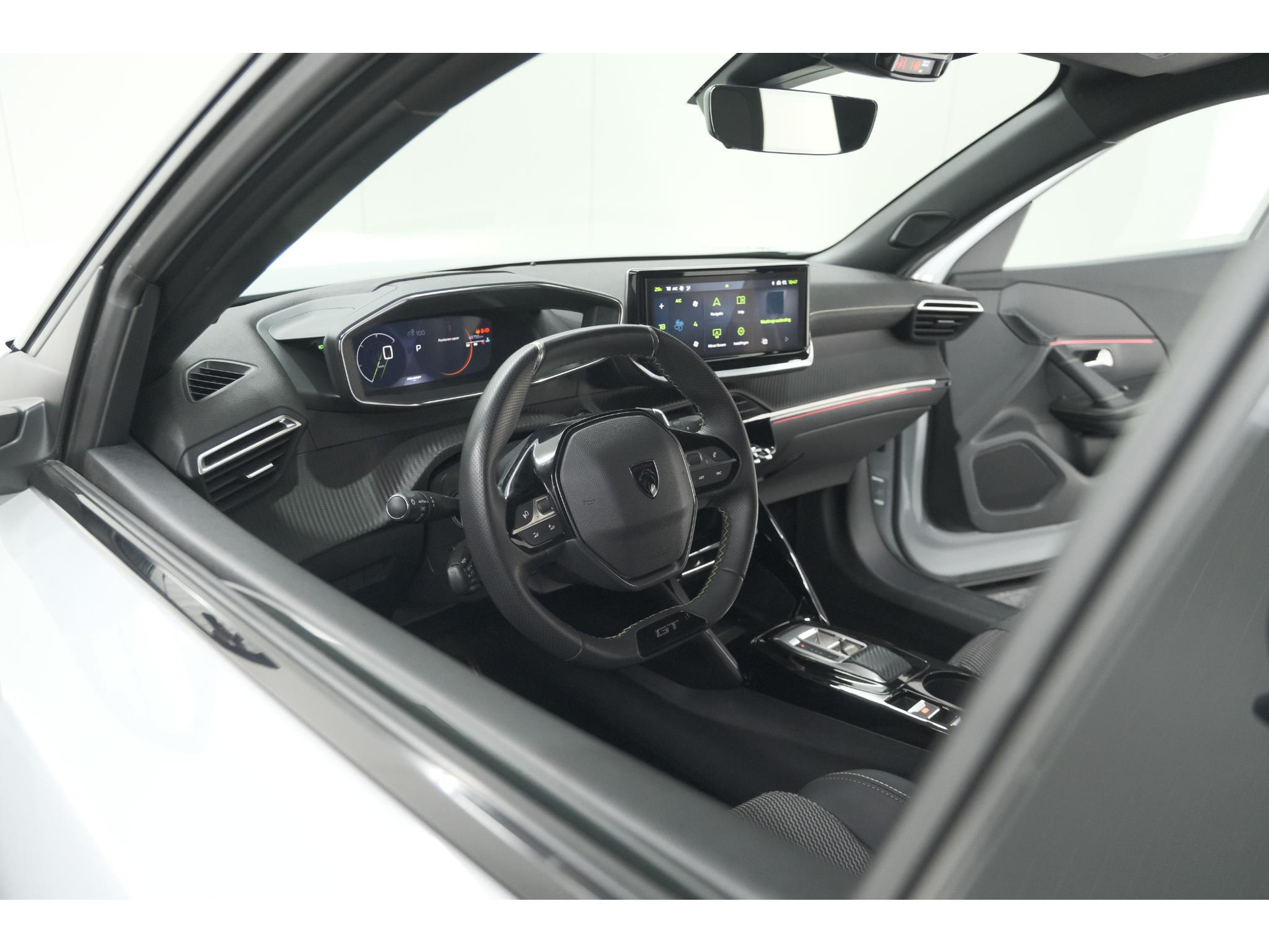 Peugeot 2008 PureTech 130 EAT8 GT | Camera | Apple Carplay | Parkeersensoren | 17 Inch Lichtmetalen Velgen