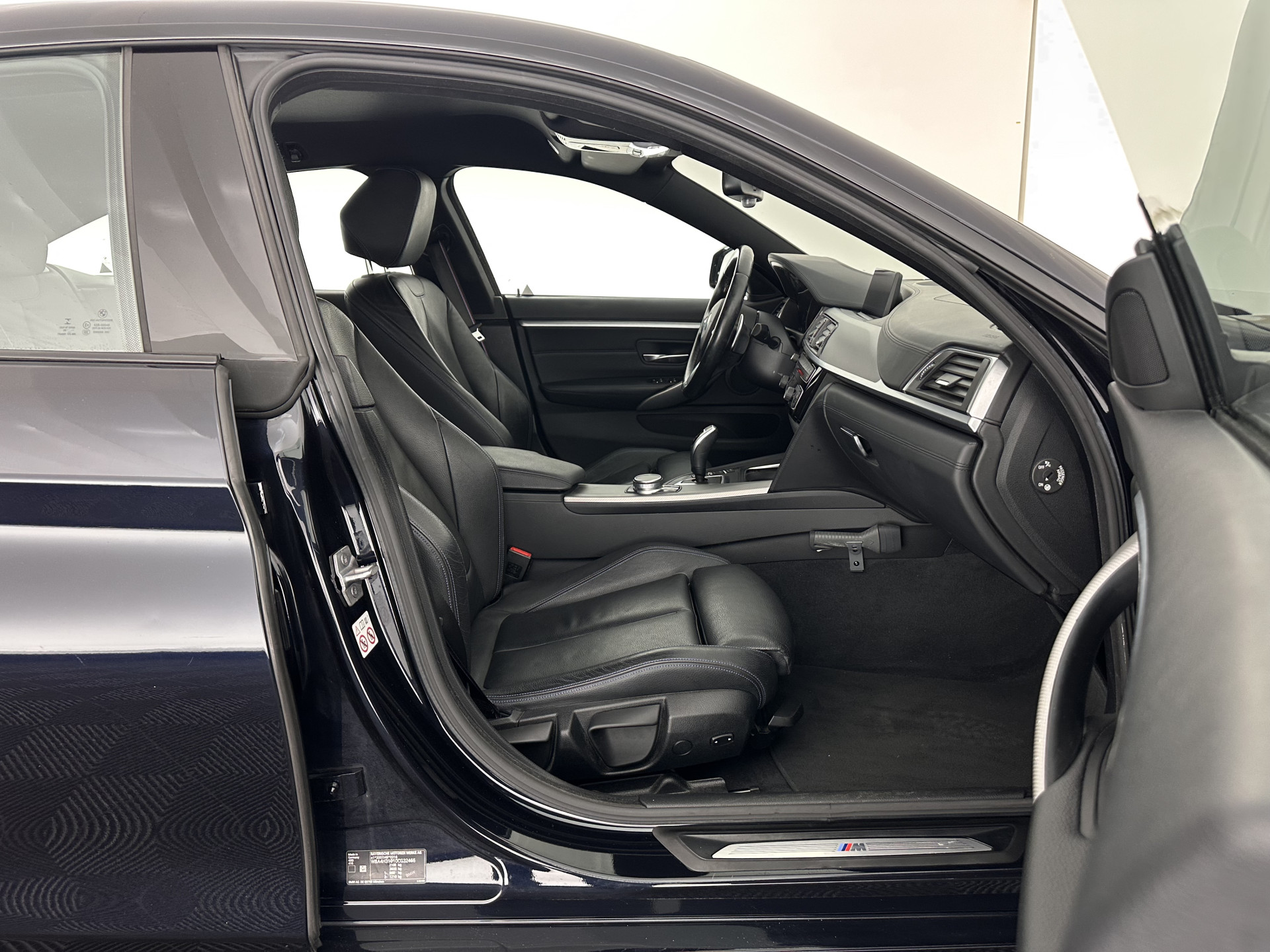 BMW 4-serie Gran Coupé 420i M-Sportpack High Executive Edition (INCL-BTW) Aut. *LEATHER | FULL-LED | DIGI-COCKPIT | HIFI-SOUND | HEATED-SPORTSEATS | DAB+ | CAMERA | SHIFTPADDLES | PRIVACYGLASS | HEAD-UP | TOWBAR | KEYLESS | CARBON-INLAY | 19''ALU*