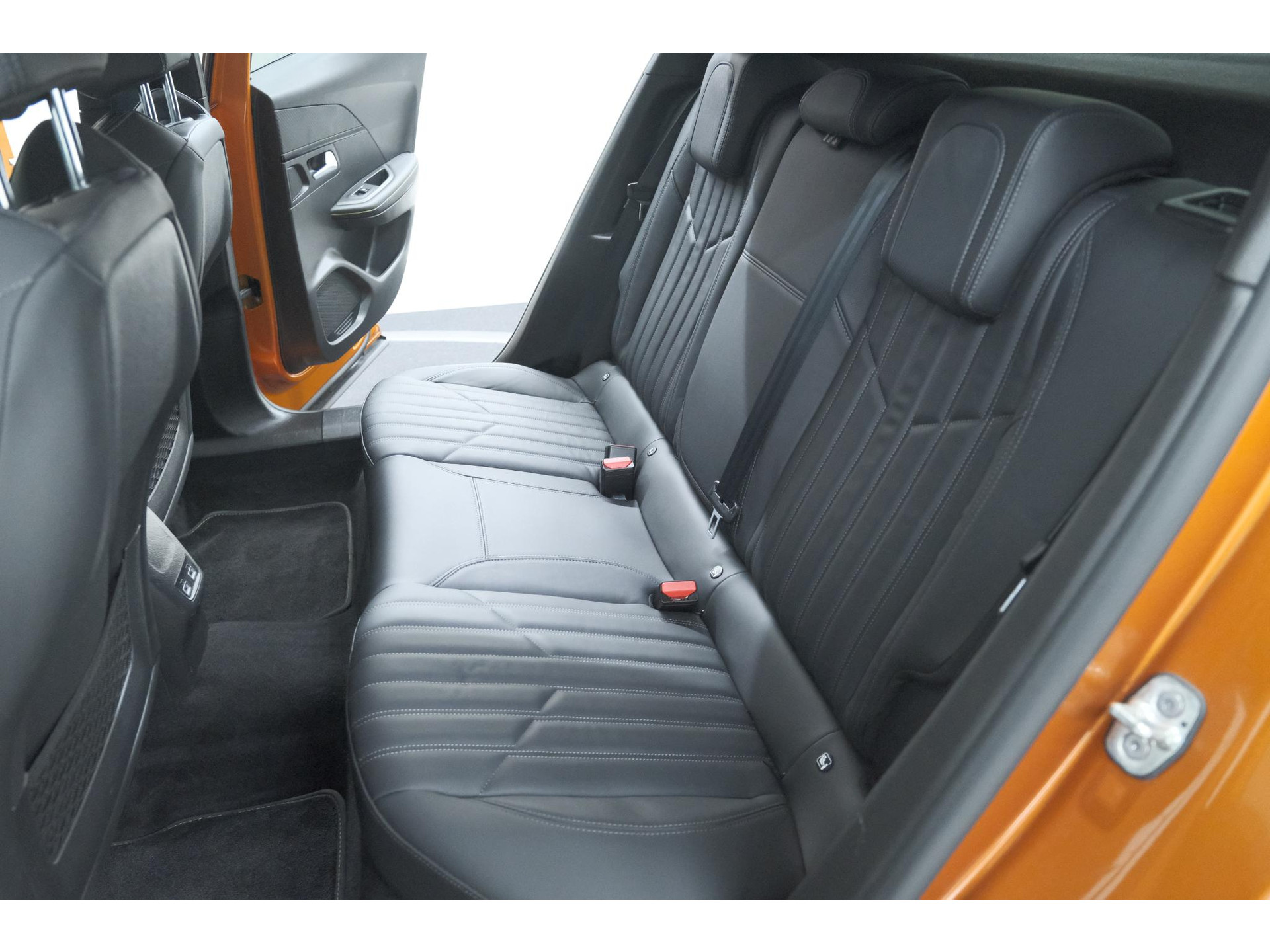 Peugeot 2008 PureTech 130 GT Pack | Leer-pakket | Camera | Dodehoekdetectie | Apple Carplay | Stoelverwarming