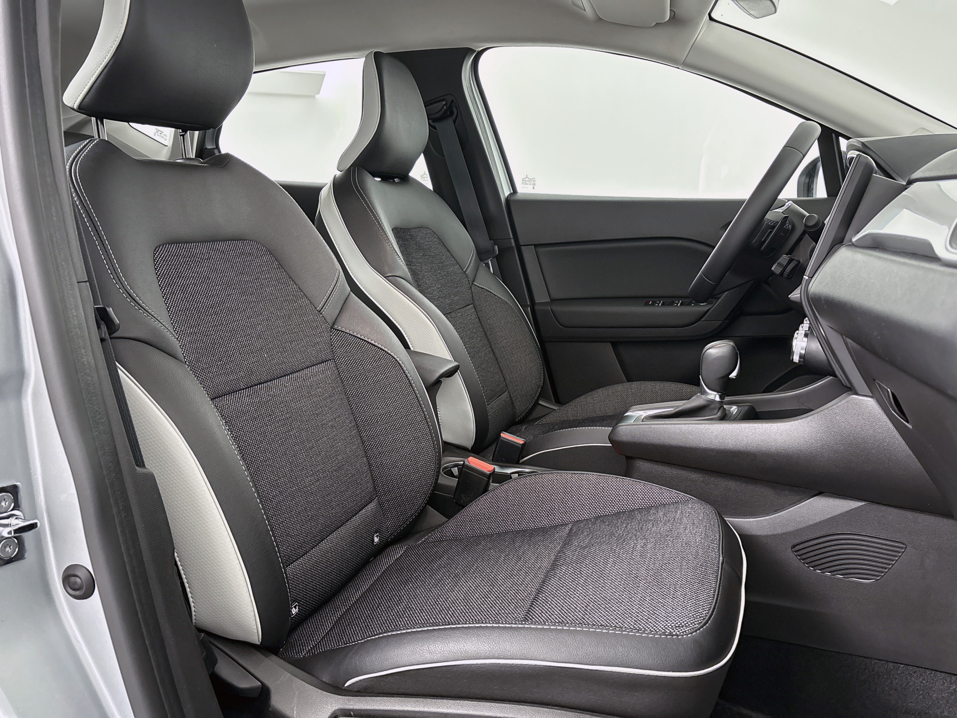 Renault Captur 1.3 TCe 140PK Zen | DEALER ONDERHOUDEN | CLIMAT CONTROL | CARPLAY | PARK. SENSOREN | LM VELGEN