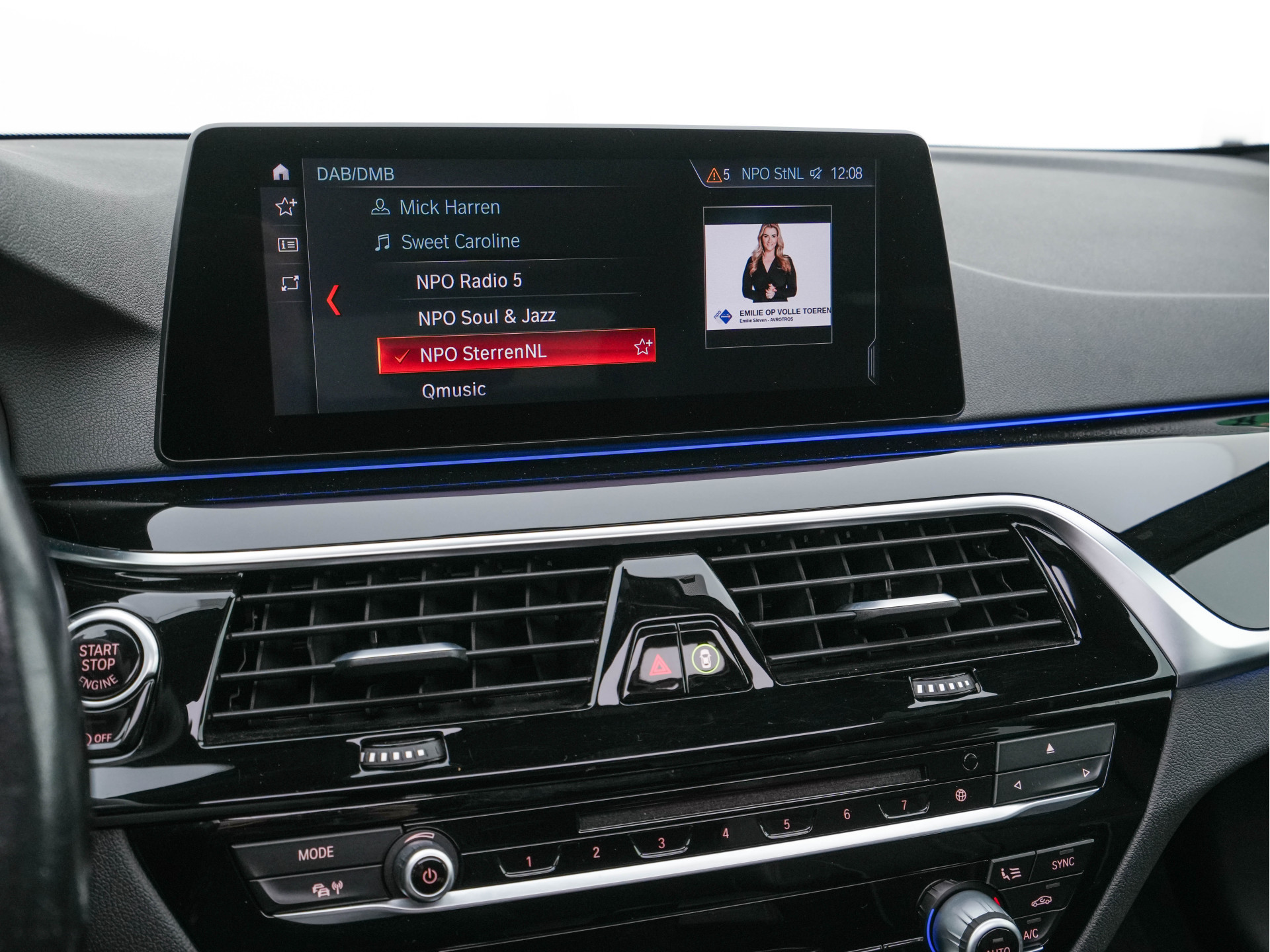 BMW 5-serie Touring 530d Sportline High Executive Aut. *PANO | LEATHER | FULL-LED | MEMORY-PACK | TOP-VIEW | HEATED-COMFORTSEATS | NAVI-FULLMAP | PRIVACY-GLASS | AMBIENT-LIGHT | ECC | CARPLAY | PDC | TOWBAR | SHIFT-PADDLES | 20"ALU*