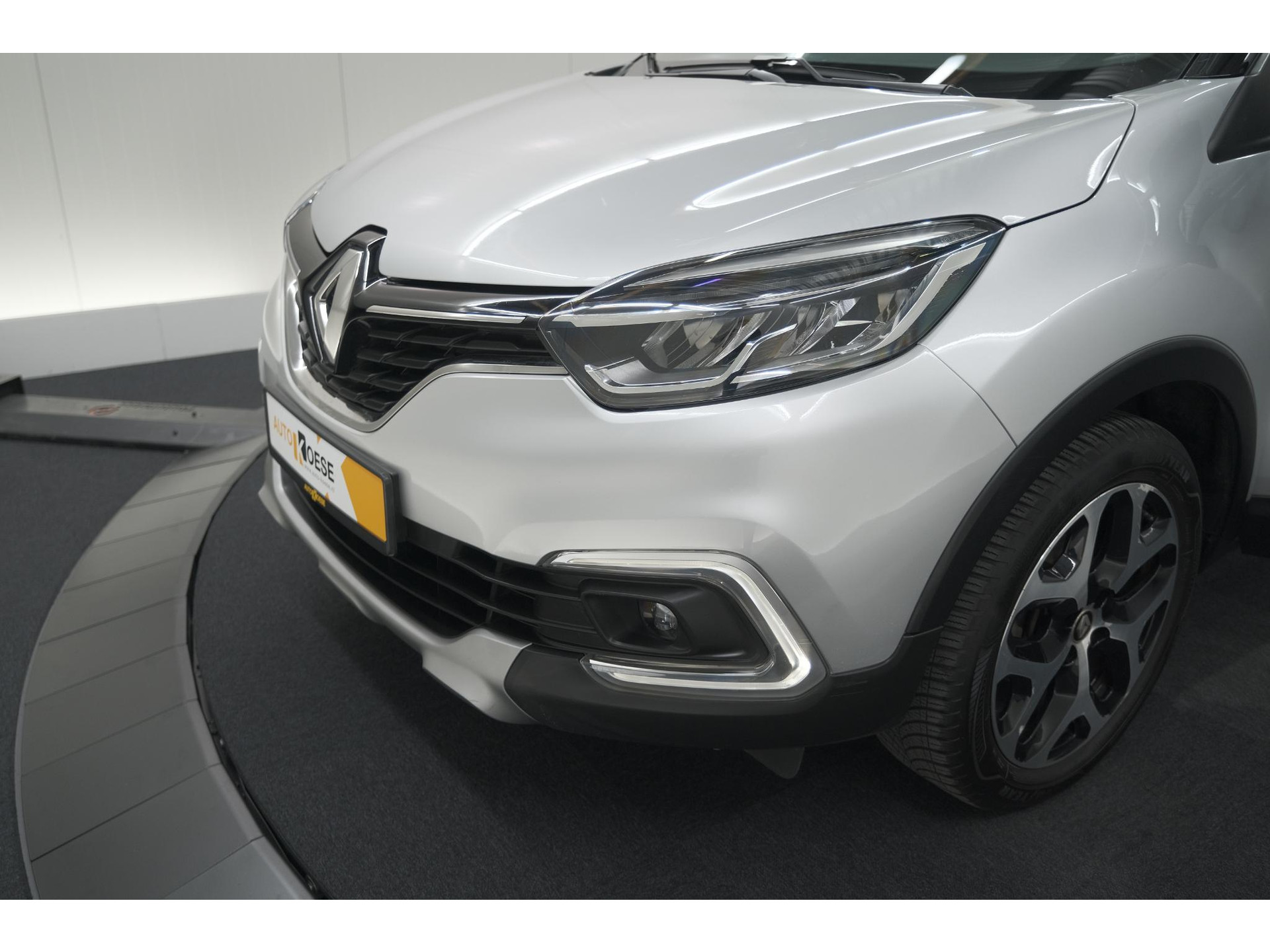 Renault Captur TCe 90 Intens | Trekhaak | AllSeason banden | Navigatie | Parkeersensoren
