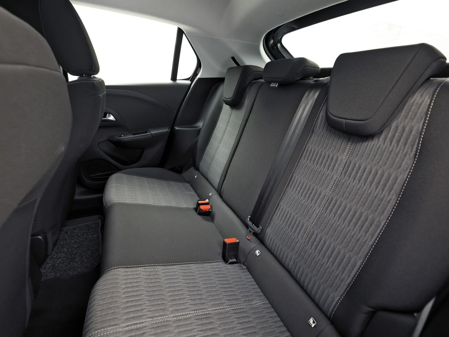 Opel Corsa 1.2 Sport (APPLE CARPLAY, GROOT NAVI, 360 CAMERA, CRUISE, PARKEERSENSOREN, LEDER STUURWIEL, SPORTSTOELEN, LM VELGEN, NIEUWSTAAT)