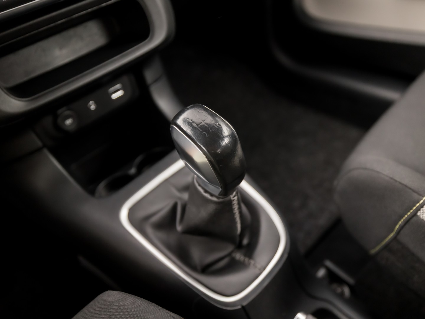 Citroën C3 1.2 PureTech S&S Shine Sport 110Pk (APPLE CARPLAY, GROOT NAVI, STOELVERWARMING, SPORTSTOELEN, CRUISE, LANE ASSIST, NIEUWSTAAT)