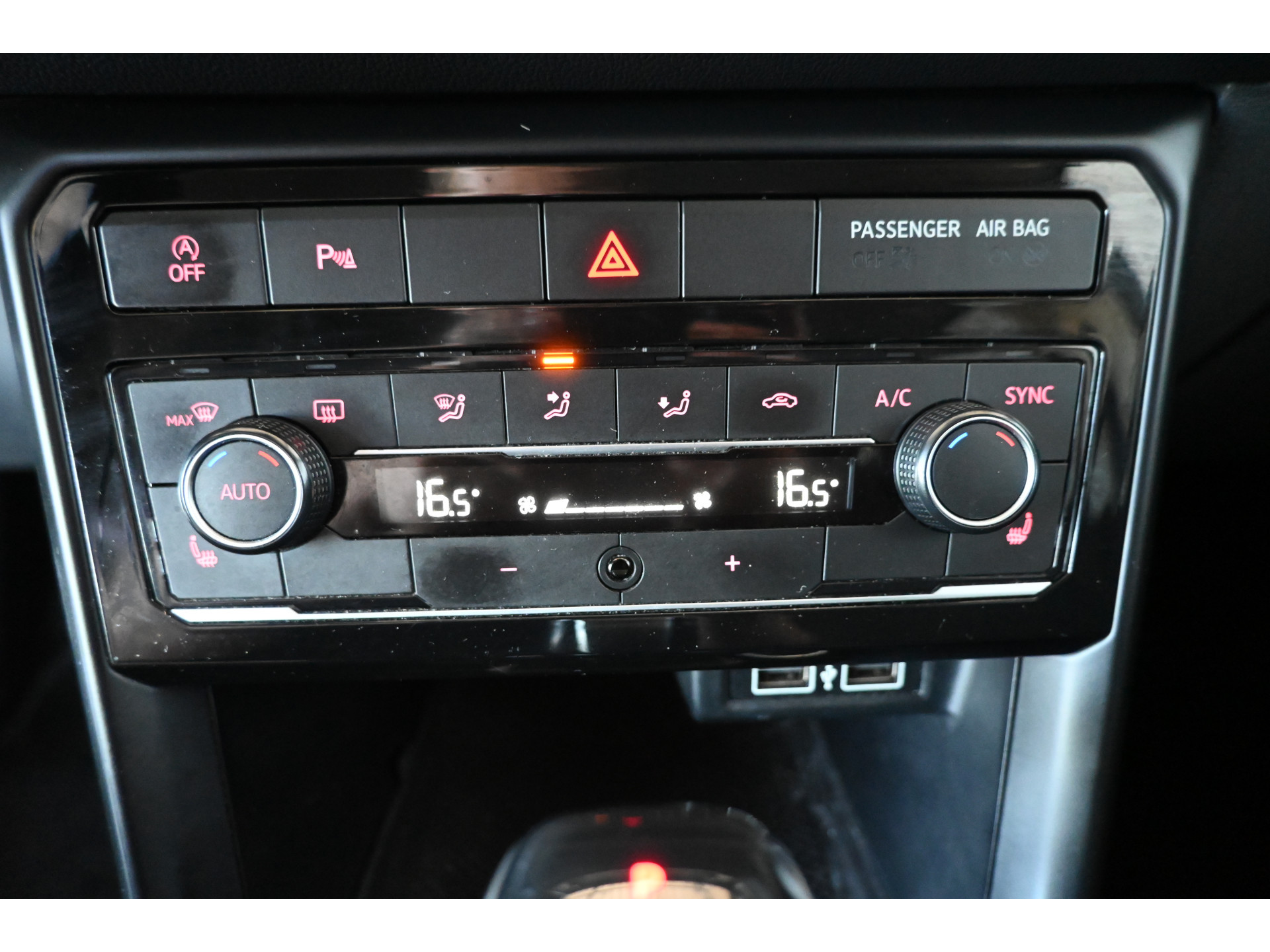 Volkswagen T-Cross 1.0 TSI Life Clima Adaptieve Cruise Carplay PDC Stoelverwarming 1e Eigenaar! Inruil Mogelijk!