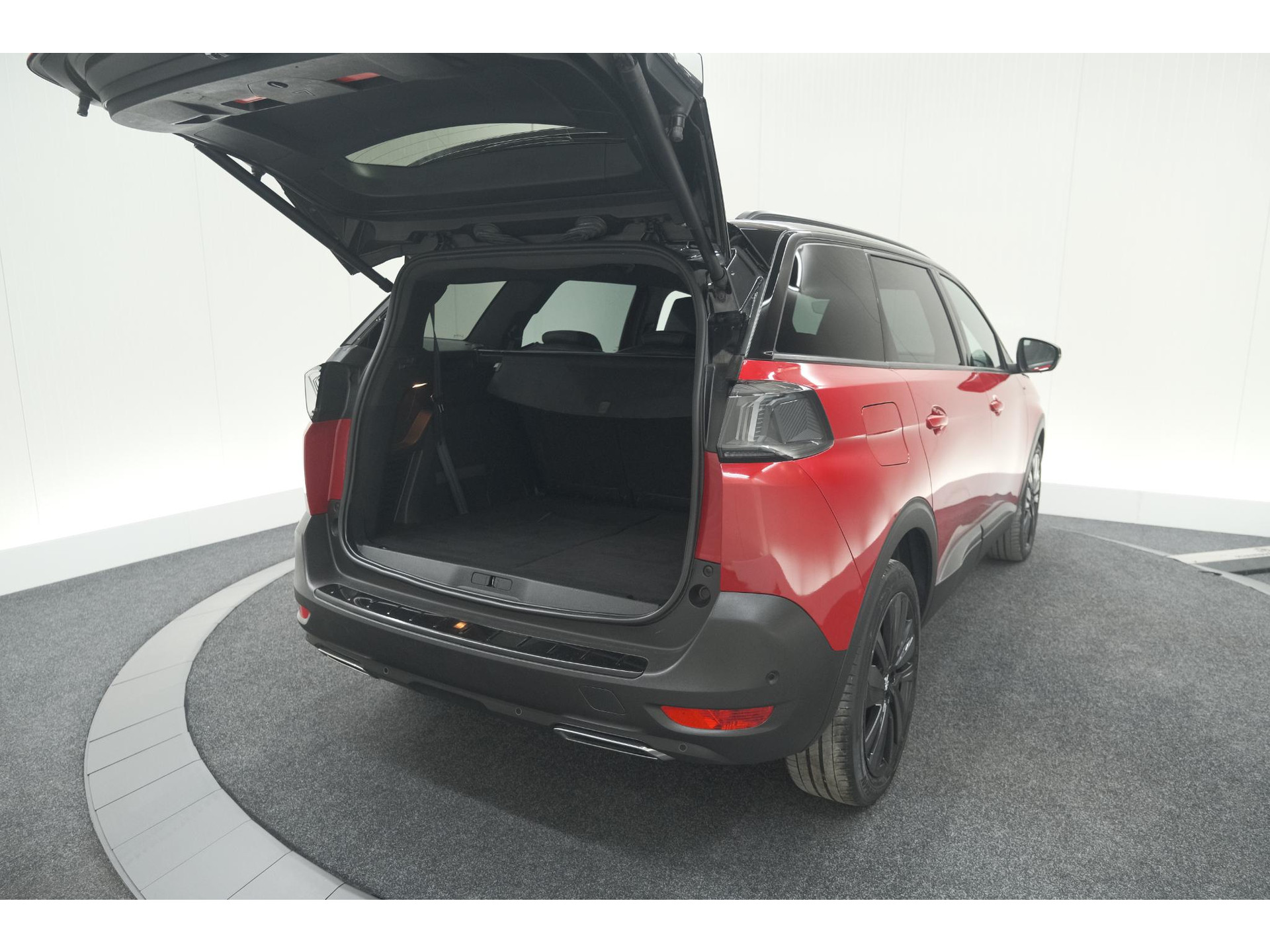 Peugeot 5008 PureTech 130 EAT8 GT Black Pack | Elektrische Kofferklep | Camera | Adaptieve Cruise Control | Dodehoekdetectie