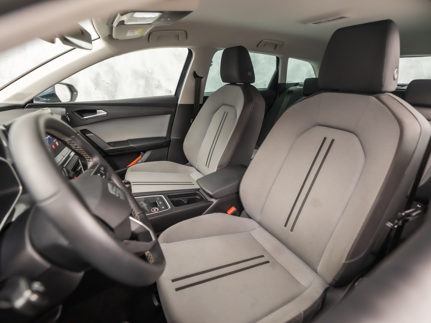 SEAT Leon 1.5 TSI Sport (4 CILINDER, APPLE CARPLAY, GROOT NAVI, CAMERA, GETINT GLAS, SPORTSTOELEN, ADAPTIVE CRUISE, KEYLESS, NIEUWSTAAT)