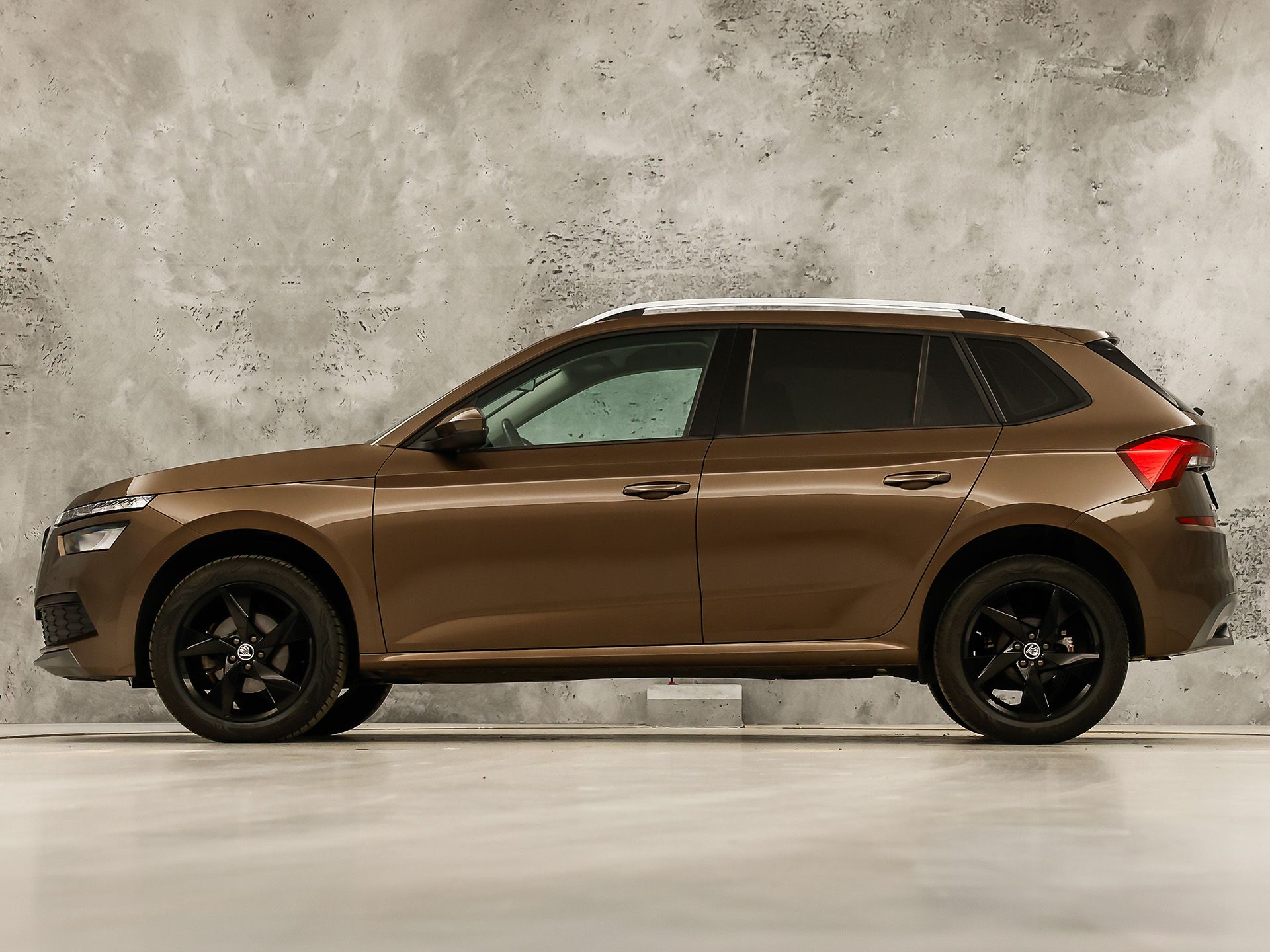 Škoda Kamiq 1.0 TSI Ambition Sport Automaat (APPLE CARPLAY, GROOT NAVI, CLIMATE, GETINT GLAS, STOELVERWARMING, SPORTSTOELEN, PARKEERSENSOREN, GETINT GLAS, NIEUWSTAAT)