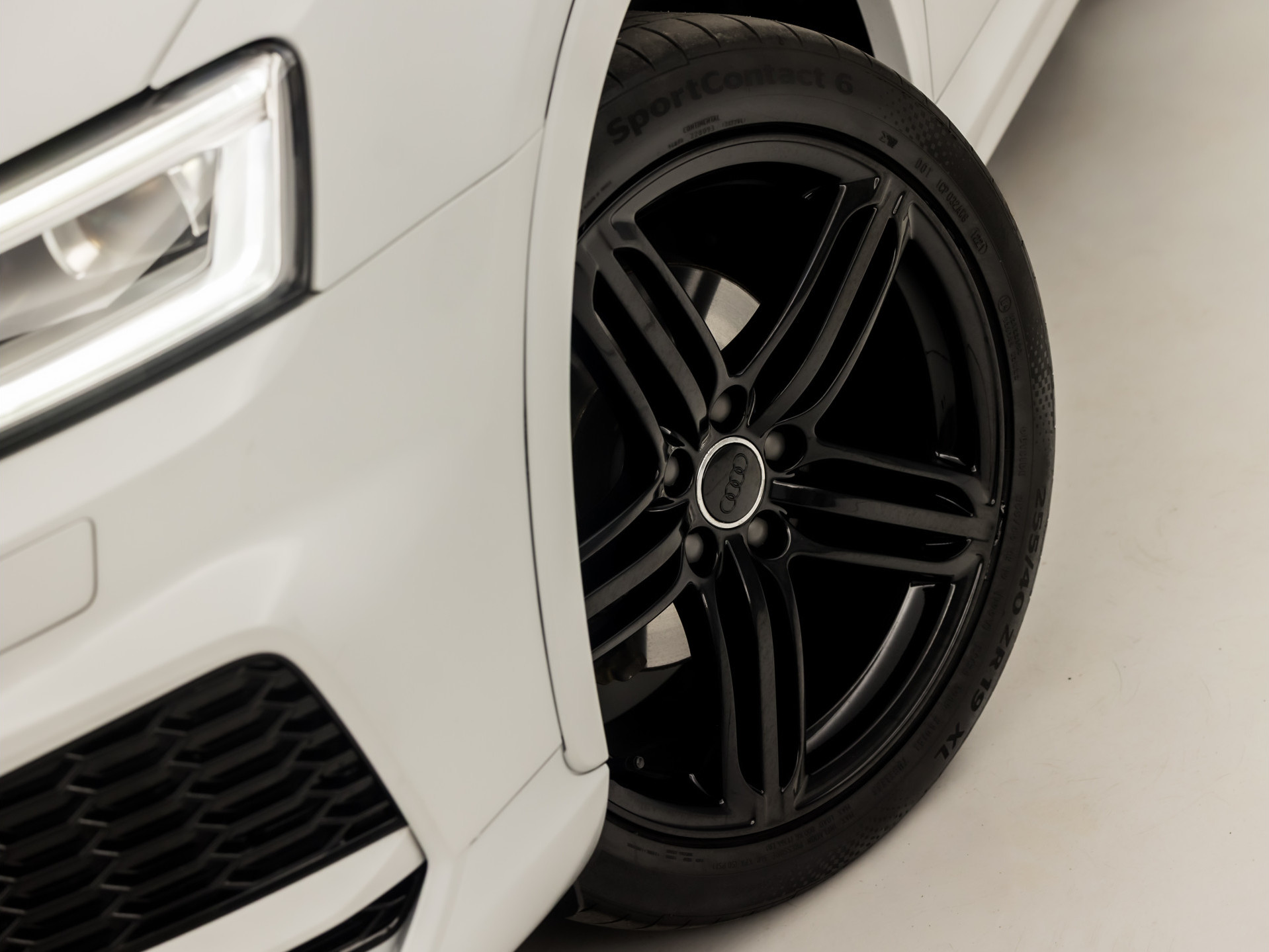 Audi Q3 1.4 TFSI S-Line Sport 150Pk Automaat (2X S-LINE, NAVIGATIE, LEDER, STOELVERWARMING, SPORTSTOELEN, GETINT GLAS, TREKHAAK, NIEUWE APK, NIEUWSTAAT)