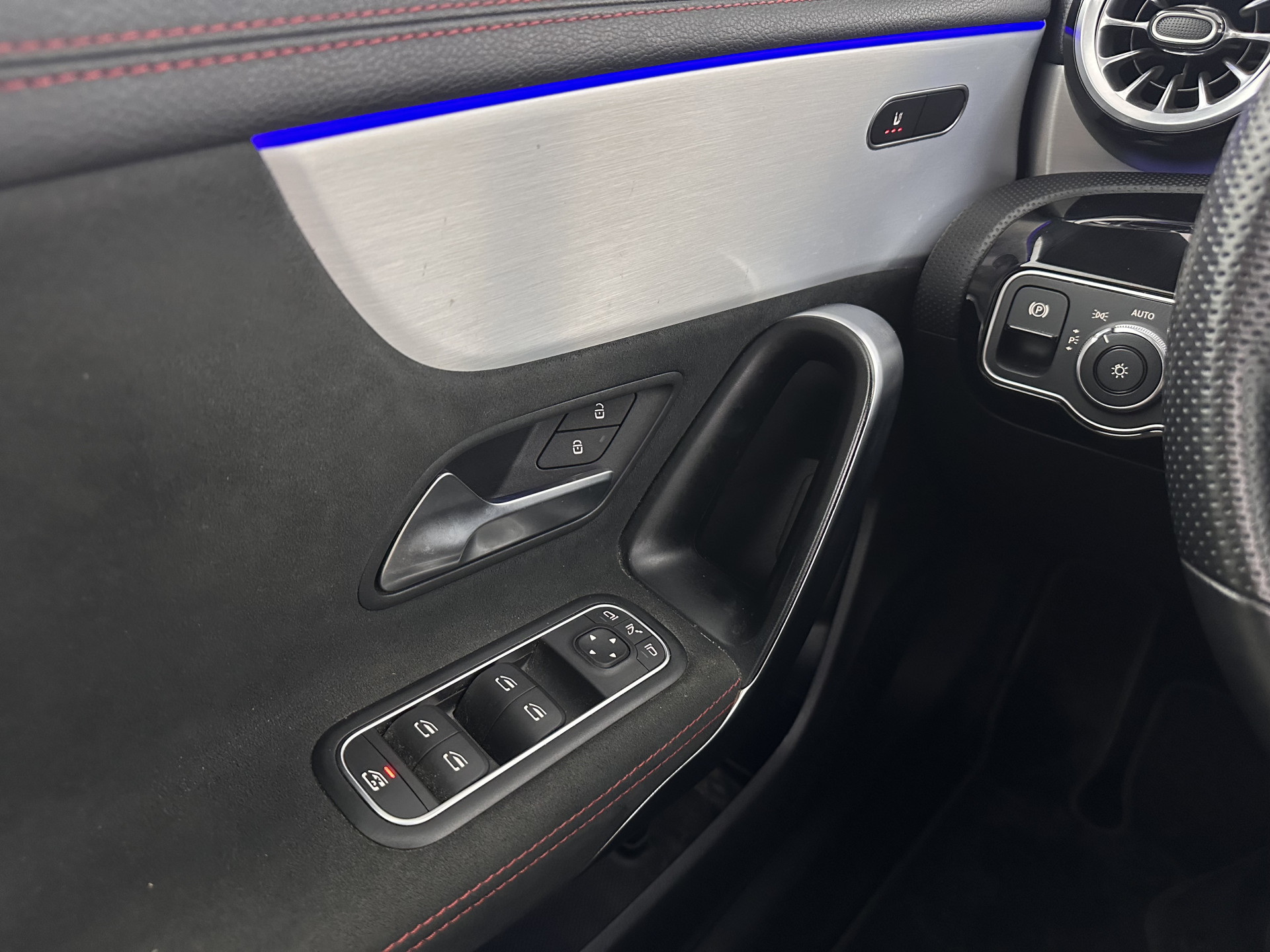 Mercedes-Benz CLA-klasse Shooting Brake 250 e AMG Line ( Plug-in ) (INCL.BTW) *PANO | LEATHER-MICROFIBRE | MULTIBEAM-LED | AMBIENT-LIGT | BLIND-SPOT | HEATED-SPORTSEATS | WIDE-SCREEN-DIGICOCKPIT | DAB+ | NAVI-FULLMAP | CAMERA | PRIVACY-GLASS | TOWBAR | 19