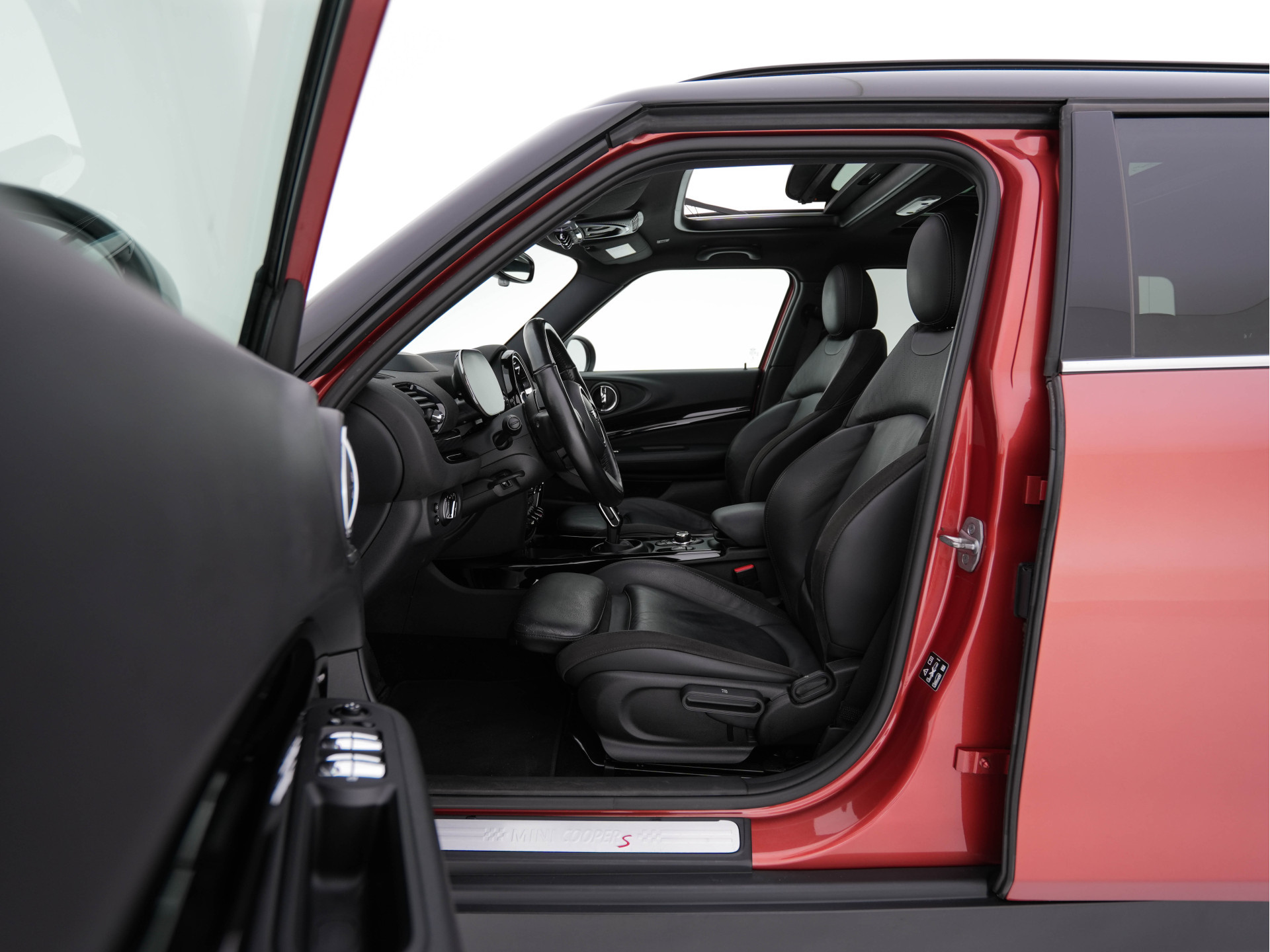 MINI Mini Clubman 2.0 Cooper S ALL4  Premier Plus JCW (INCL-BTW) Aut * PANO | LEATHER | FULL-LED | HEATED-SPORTSEATS | DIGI-COCKPIT | AMBIENT-LIGHT | PRIVACY-GLASS | HEAD-UP | PDC | CAMERA | DAB  | KEYLESS | TOWBAR | 18"ALU*