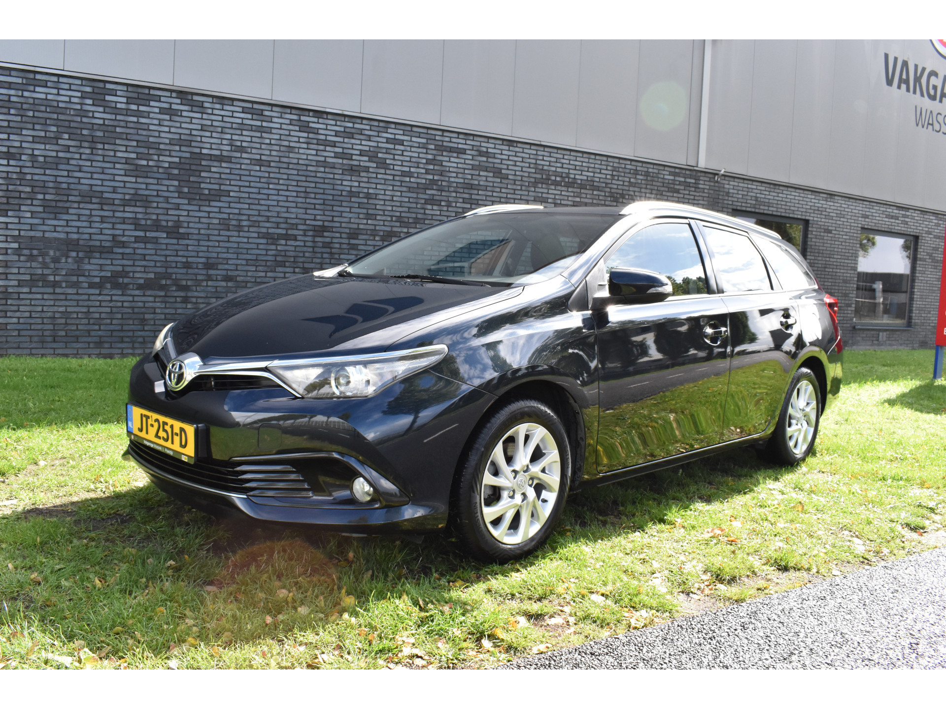 Toyota Auris Touring Sports 1.2T Aspiration Limited Navi Trekhaak Parkeer camerafoto’s volgen