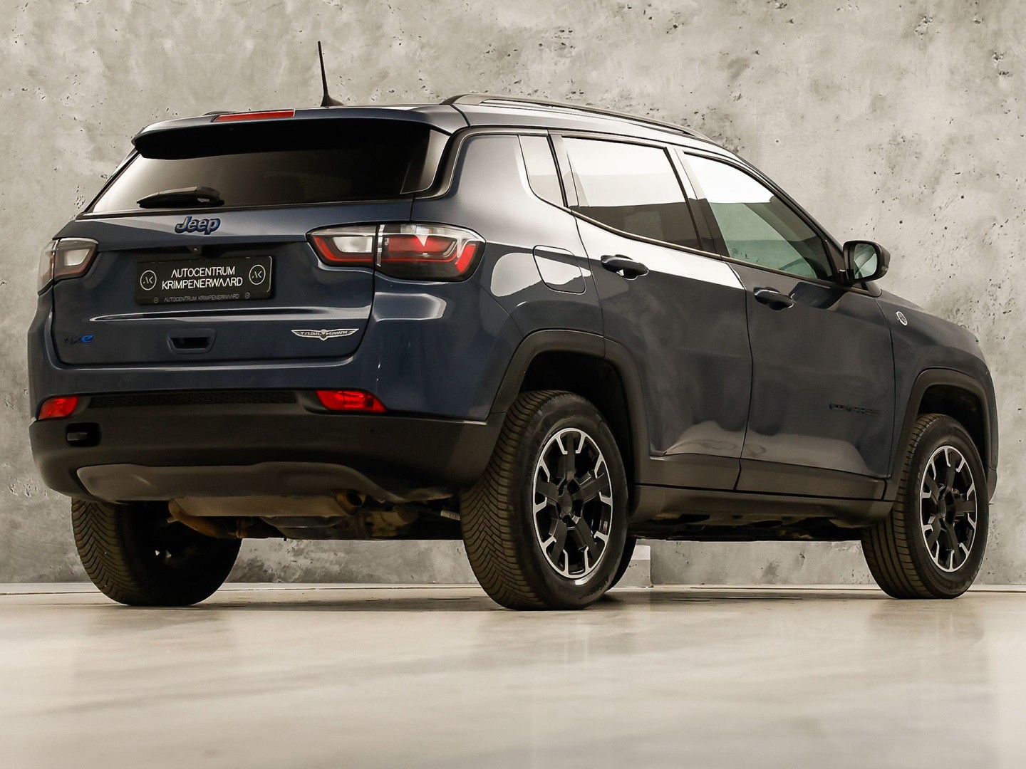Jeep Compass 4xe 240 Plug-in Hybrid Electric Trailhawk 240Pk Automaat (PANORAMADAK, VIRTUAL COCKPIT, APPLE CARPLAY, GROOT NAVI, CAMERA, SPORTSTOELEN, GETINT GLAS, ADAPTIVE CRUISE, NIEUWSTAAT)