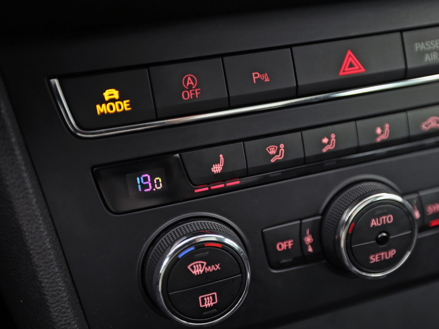 SEAT Leon 1.4 TSI FR Sport 150Pk Automaat (PANORAMADAK, NAVIGATIE, CLIMATE, STOELVERWARMING, SPORTSTOELEN, LED KOPLAMPEN, CRUISE, PARKEERSENSOREN, NIEUWSTAAT)