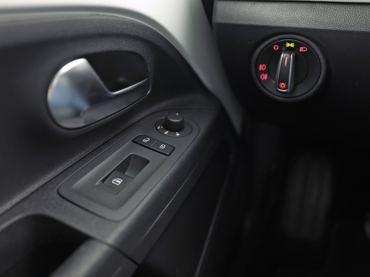 Volkswagen up! 1.0 high up! (NAVIGATIE, 5 DEURS, GETINT GLAS, LM VELGEN, SPORTSTOELEN, PARKEERSENSOREN, ELEK RAMEN, NIEUWSTAAT)