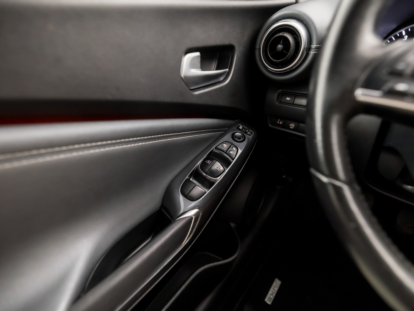 Nissan Juke 1.0 DIG-T N-Connecta Black Sport (APPLE CARPLAY, NAVIGATIE, CLIMATE, CAMERA, SPORTSTOELEN, GETINT GLAS, CRUISE, NIEUWSTAAT)