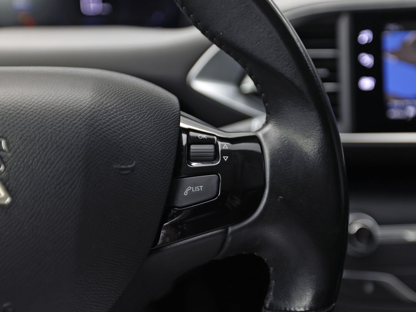 Peugeot 308 SW 1.2 PureTech Premium Sport (VIRTUAL COCKPIT, APPLE CARPLAY, GROOT NAVI, 360 CAMERA, SPORTSTOELEN, LEDER, TREKHAAK, GETINT GLAS, NIEUWSTAAT)
