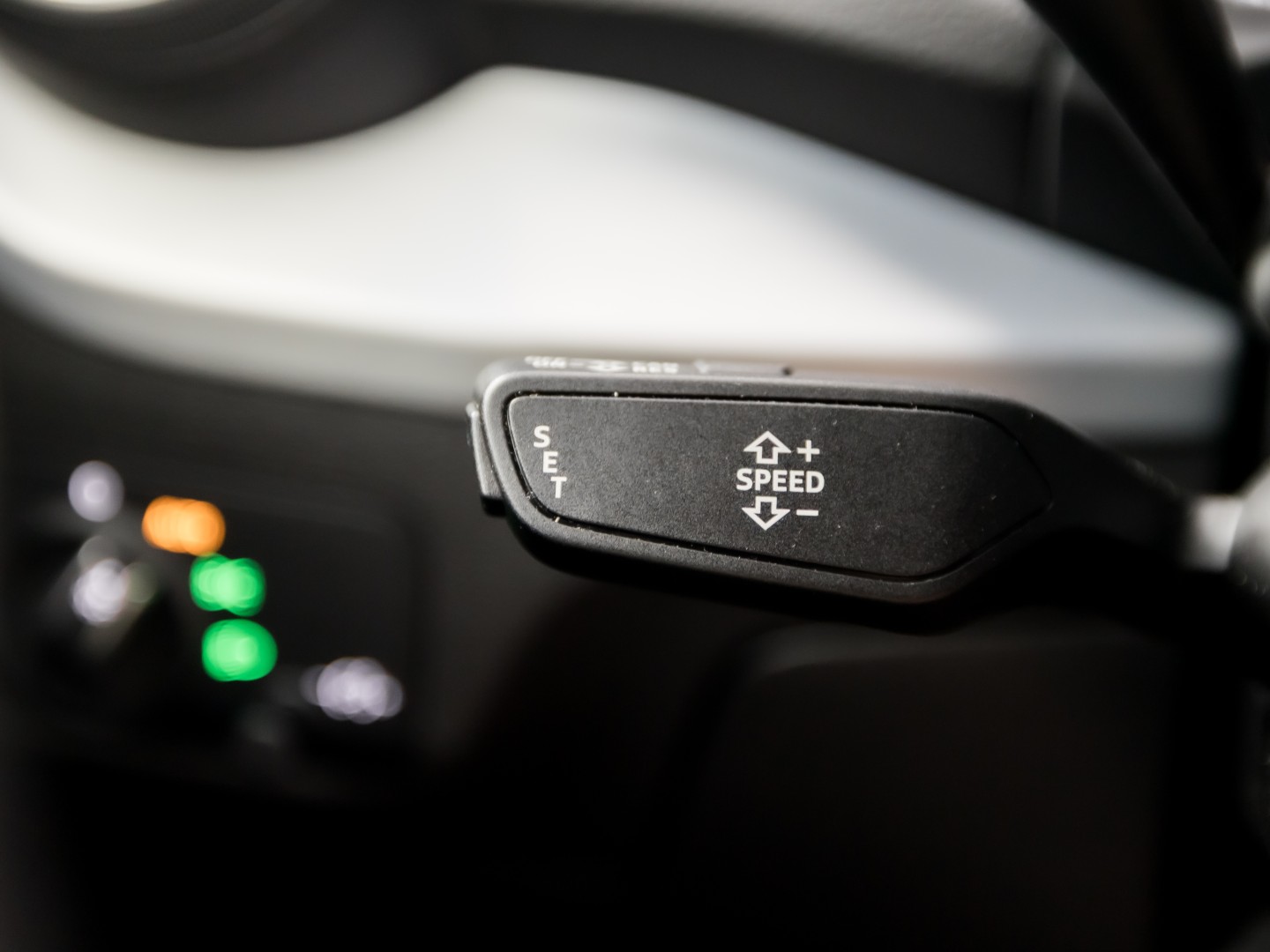 Audi Q2 35 TFSI S-Tronic Sport 150Pk Automaat (VIRTUAL COCKPIT, APPLE CARPLAY, GROOT NAVI, CLIMATE, STOELVERWARMING, SPORTSTOELEN, GETINT GLAS, PARKEERSENSOREN, CRUISE, NIEUWSTAAT)