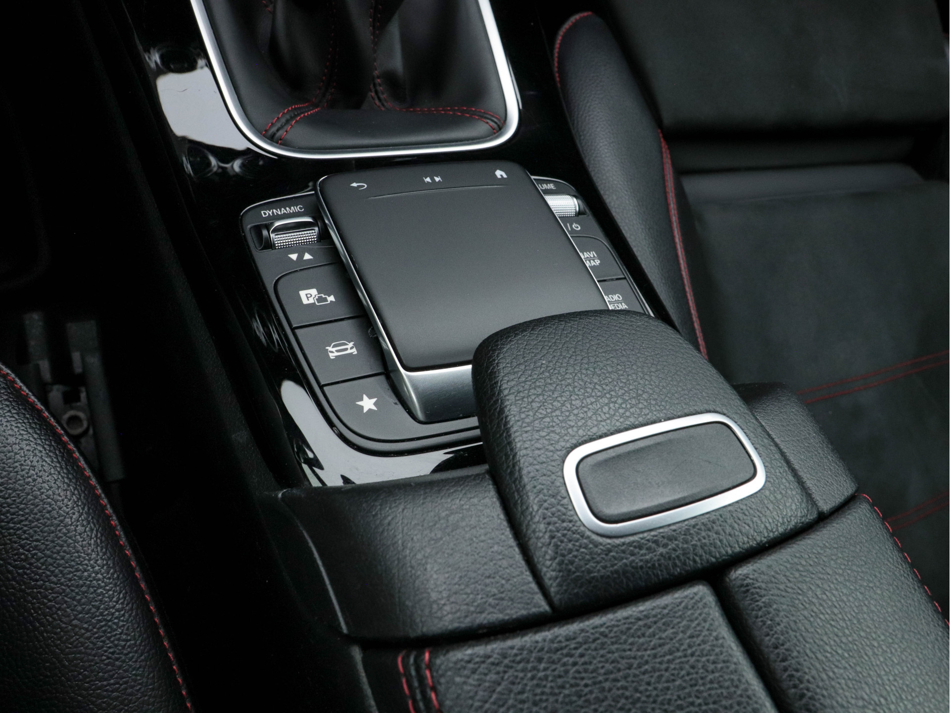 Mercedes-Benz A-klasse 160 Business Solution (INCL-BTW) *WIDE-SCREEN-COCKPIT | FULL-LED | HEATED-SPORTSEATS | LEATHER-MICROFIBRE | NAVI-FULLMAP | CAMERA | ECC | PDC | CRUISE | CARPLAY | AMBIENT-LIGHT | PRIVACY-GLASS | 18"ALU*