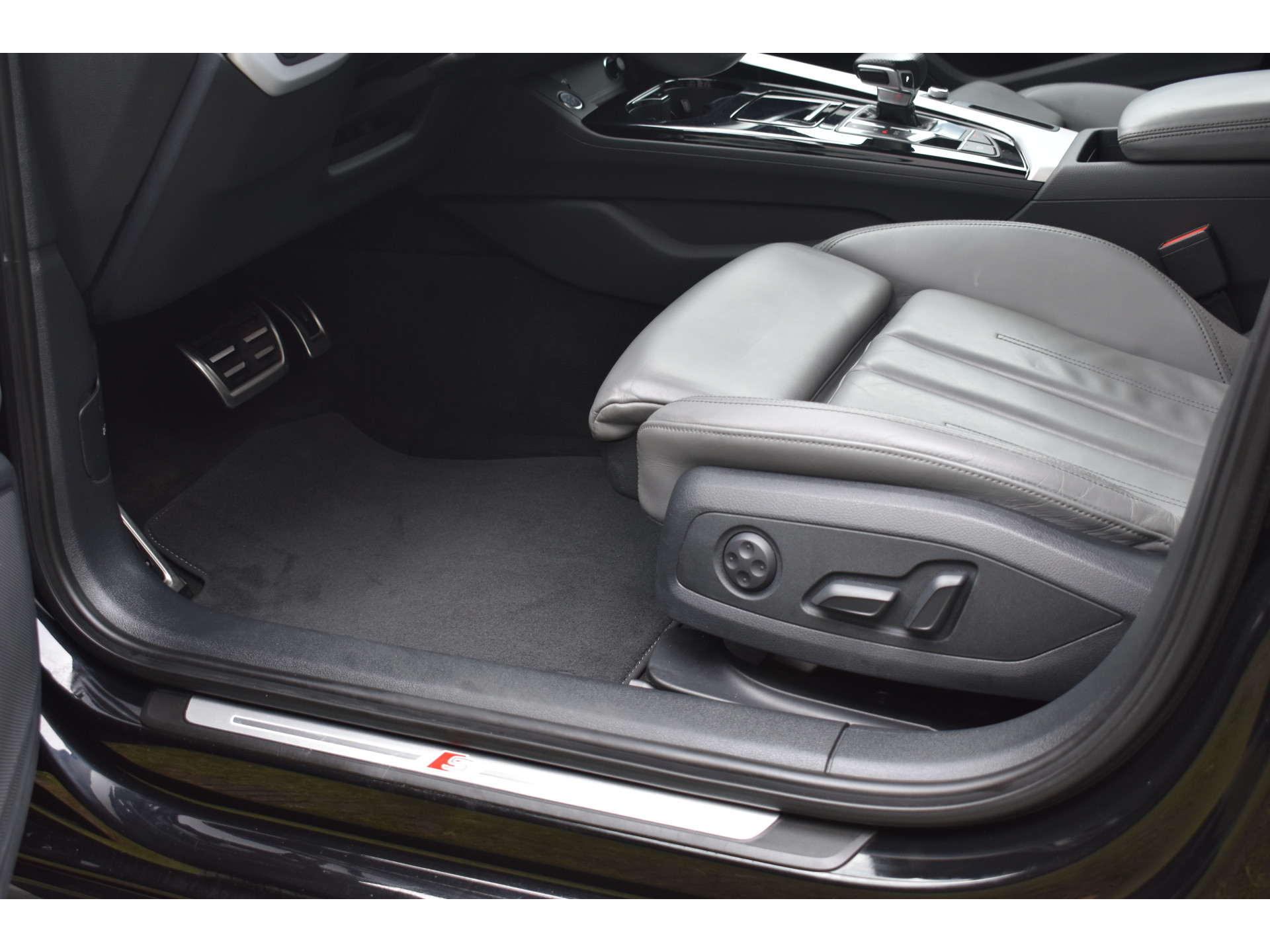 Audi A4 Limousine 35 TFSI S-line 2.0 Mild Hybrid S-line black-line Automaat Leder interieur