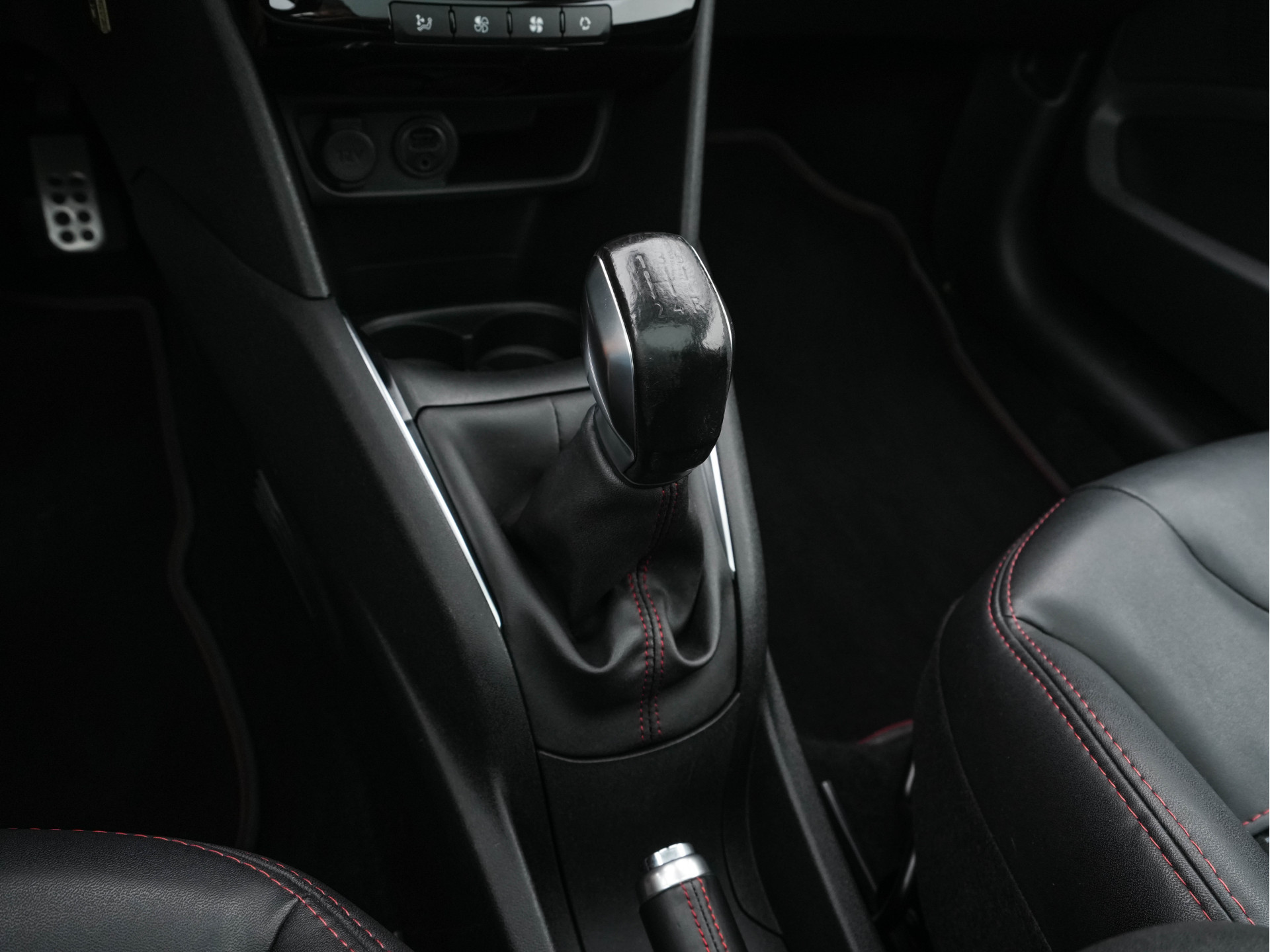 Peugeot 208 1.6 BlueHDi GT-line *PANO | LEATHER-FABRIC | JBL-AUDIO | HEATED-SPORTSEATS | NAVI-FULLMAP | CAMERA | DAB+ | PRIVACY-GLASS | TOWBAR | 17''ALU*