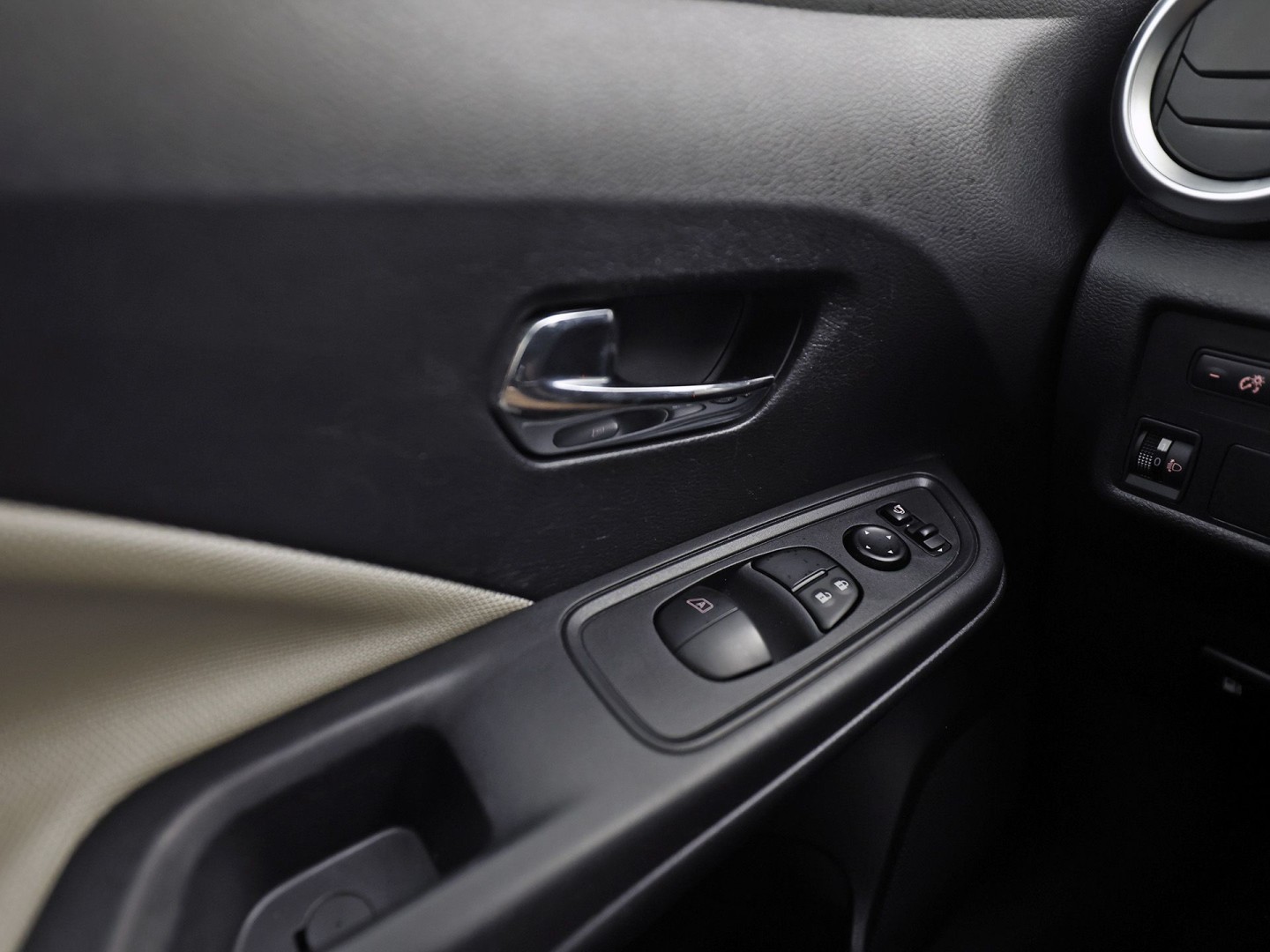 Nissan Micra 0.9 IG-T N-Connecta Sport (NAVIGATIE, CLIMATE, CAMERA, GETINT GLAS, SPORTSTOELEN, ELEK RAMEN, CRUISE, NIEUWSTAAT)