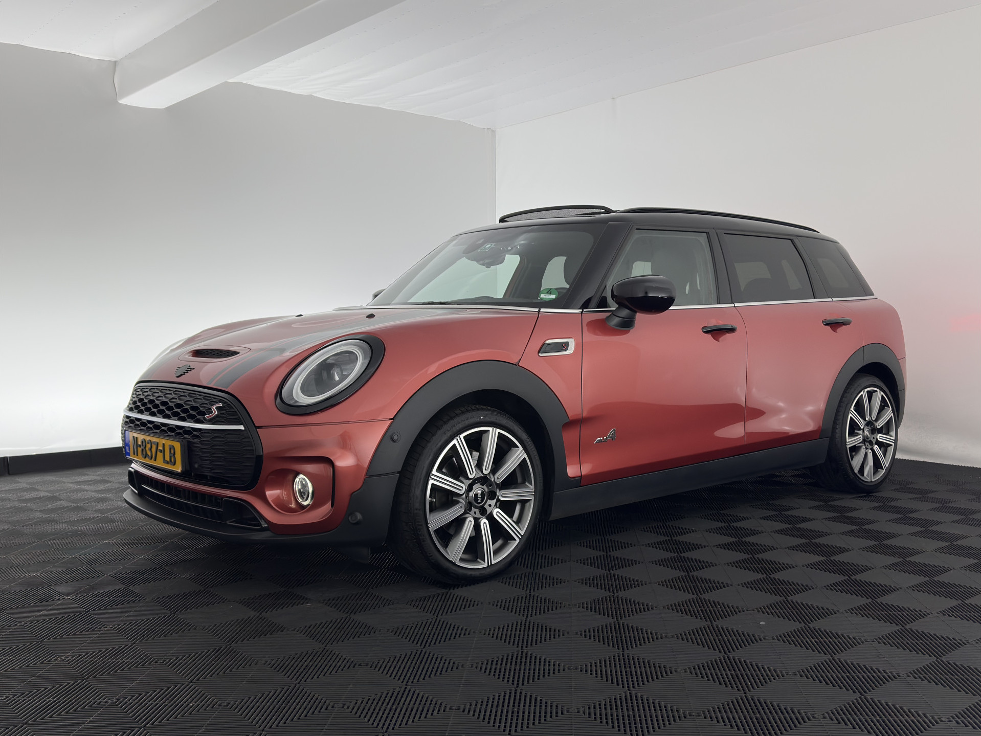 MINI Mini Clubman 2.0 Cooper S ALL4  Premier Plus JCW (INCL-BTW) Aut * PANO | LEATHER | FULL-LED | HEATED-SPORTSEATS | DIGI-COCKPIT | AMBIENT-LIGHT | PRIVACY-GLASS | HEAD-UP | PDC | CAMERA | DAB  | KEYLESS | TOWBAR | 18"ALU*