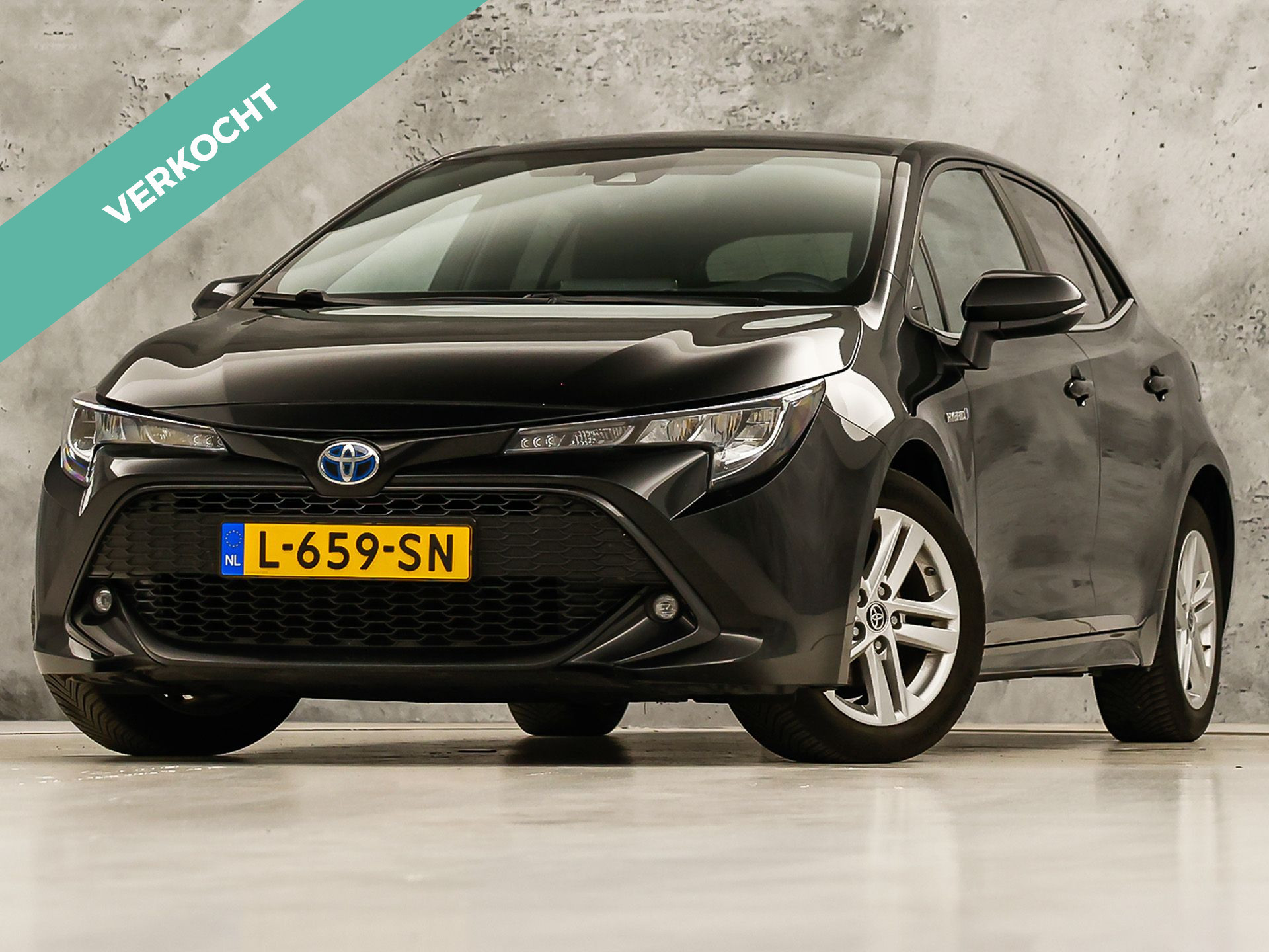 Toyota Corolla 1.8 Hybrid Sport Automaat (VIRTUAL COCKPIT, APPLE CARPLAY, CAMERA, STUUR/STOELVERWARMING, SPORTSTOELEN, ADAPTIVE CRUISE, ZWART HEMEL, NIEUWE APK, NIEUWSTAAT)