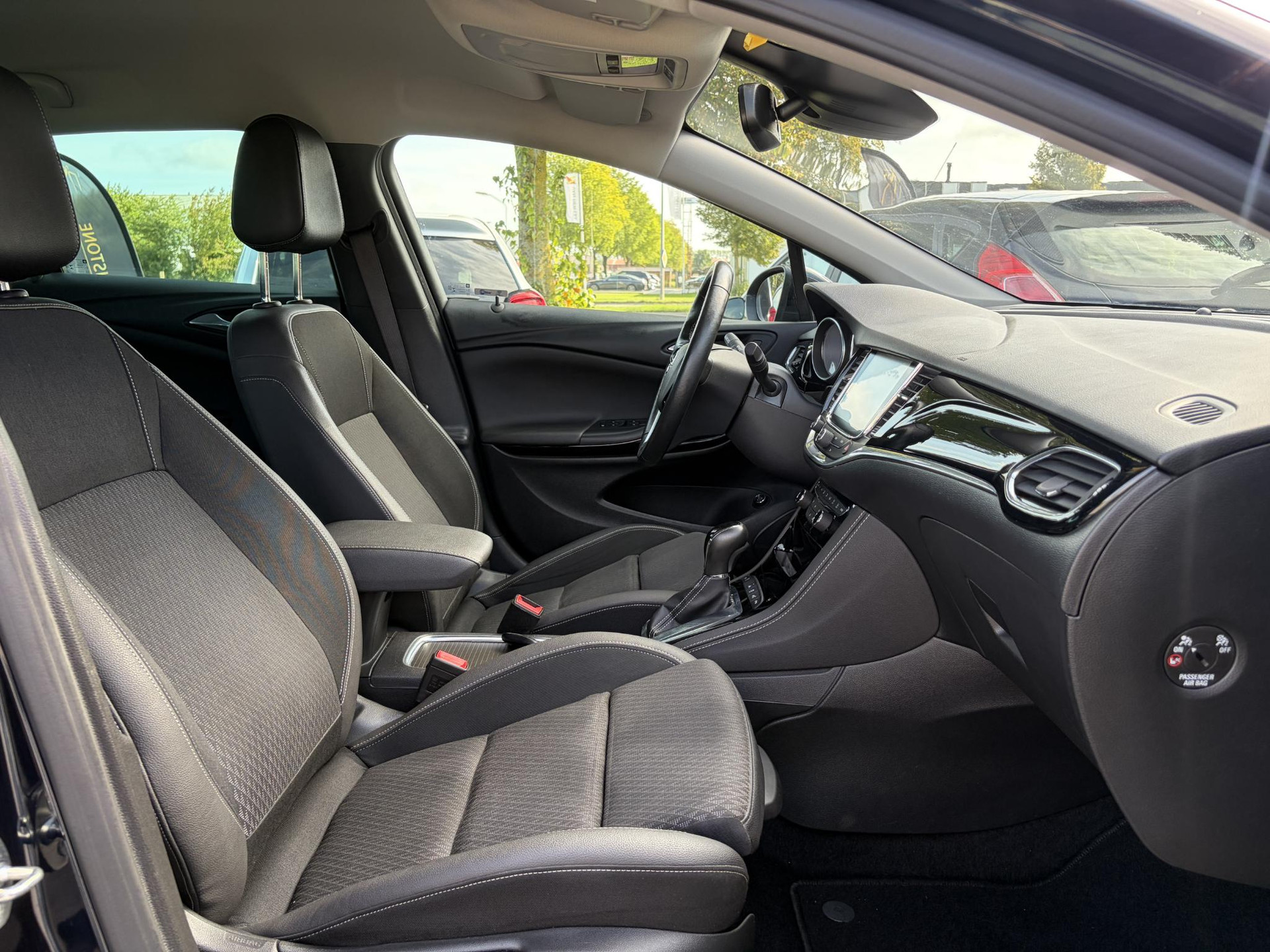 Opel Astra Sports Tourer 1.4 Business Executive ✓2 Eigenaar✓Camera✓Navi✓Trekhaakt✓Carplay✓Stoelverw✓Stuurverw✓Automaat✓Dealer Onderhouden✓Keyless✓Clima✓Cruise✓Pdc V+A✓Halfleder✓Comfortstoelen✓150pk✓Rijstrooksensor✓Dodehoeksensor✓Elekt Stoelen✓Lm velgen✓N.